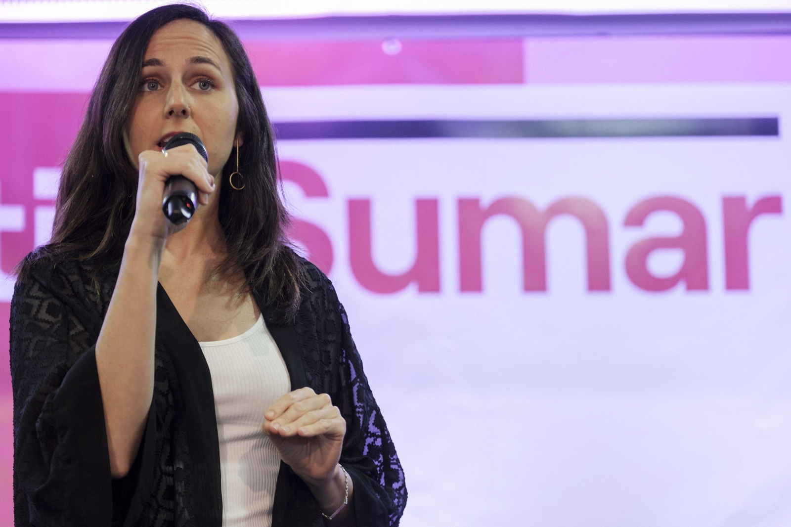 Ione Belarra se dirige a los asistentes al mitín en Las Palmas de Gran Canaria. Ione Belarra se dirige a los asistentes al mitín en Las Palmas de Gran Canaria.