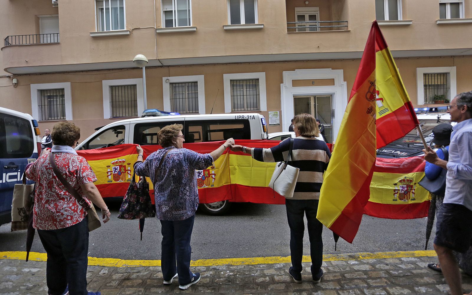 Despedida a los agentes de la Policía Nacional que se suman al dispositivo del 1-O