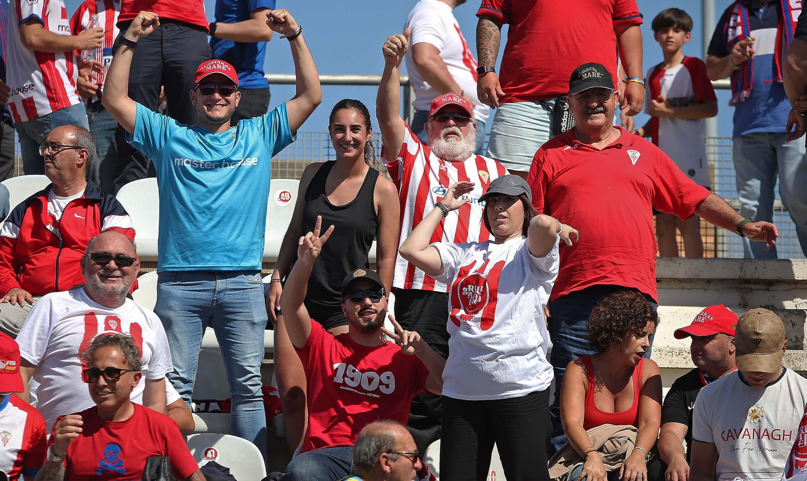 Fotos de la afición durante el Algeciras - San Fernando en el Nuevo Mirador