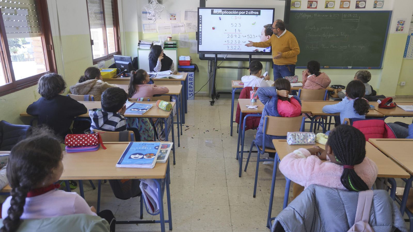 El director en una de las clases de tercero de Primaria. El director en una de las clases de tercero de Primaria.