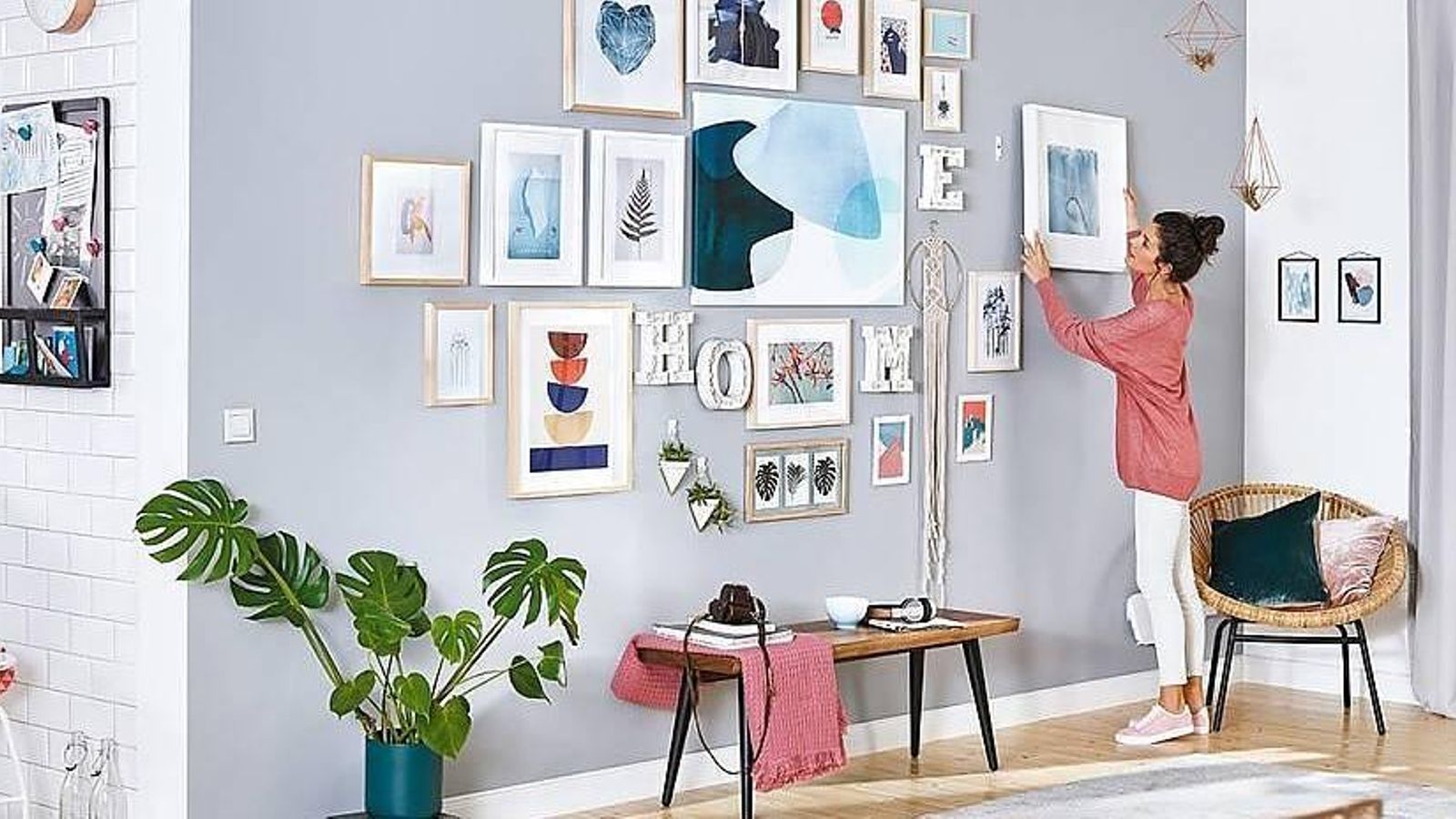 Una estancia cambia por completo al apostar por decorar una de sus paredes con cuadros.