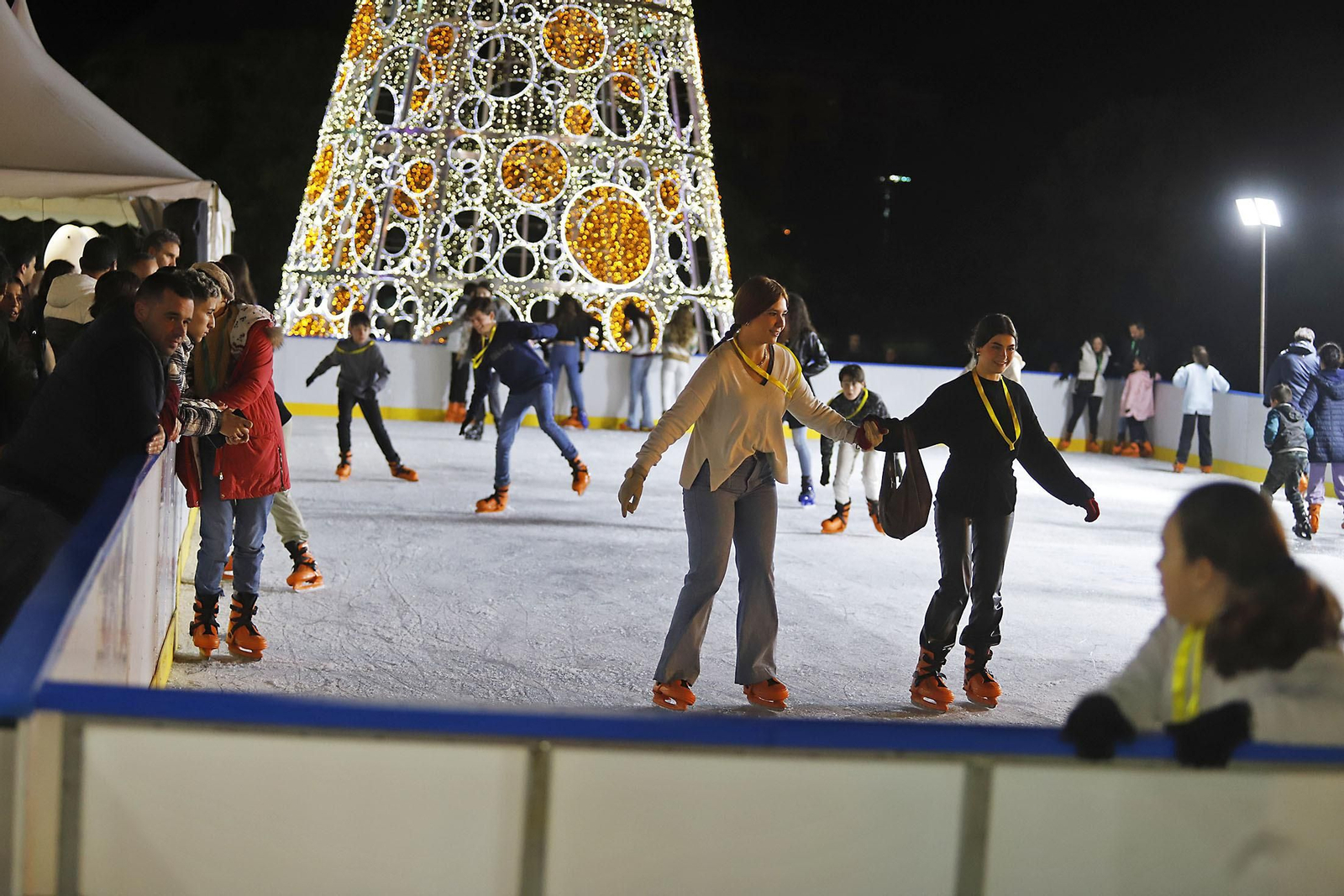 Imágenes de la pista de hielo en Isla Chica por Navidad