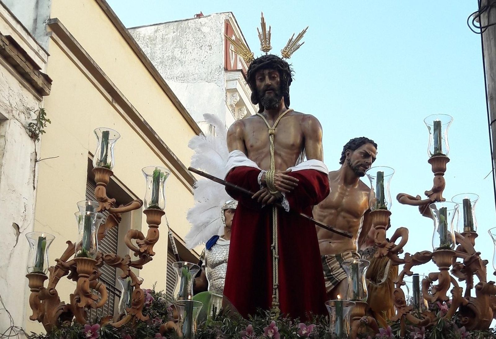 Nuestro Padre Jesús de los Afligidos procesionando por las calles de Puente Genil.