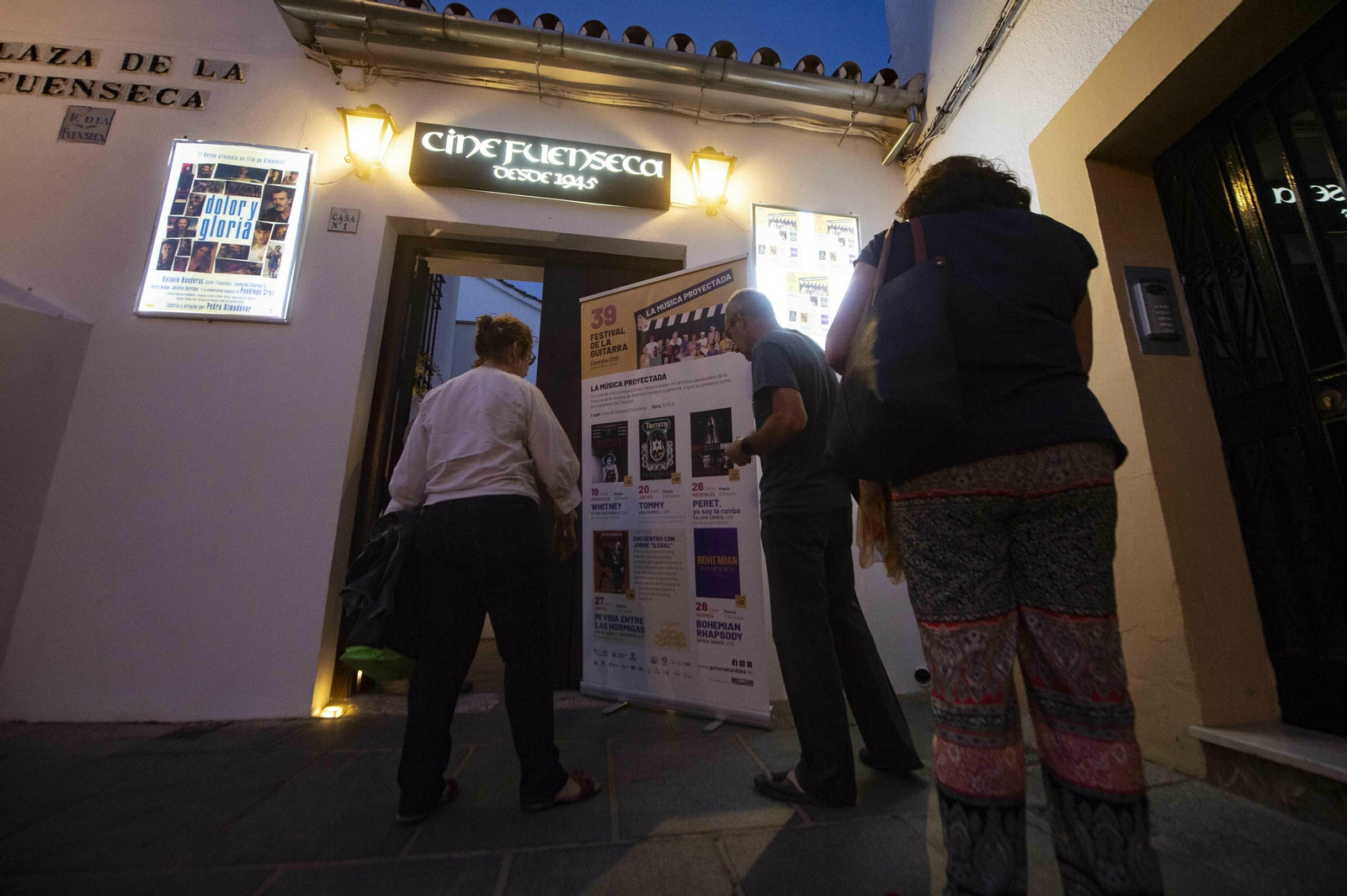 Varias personas acceden al cine Fuenseca