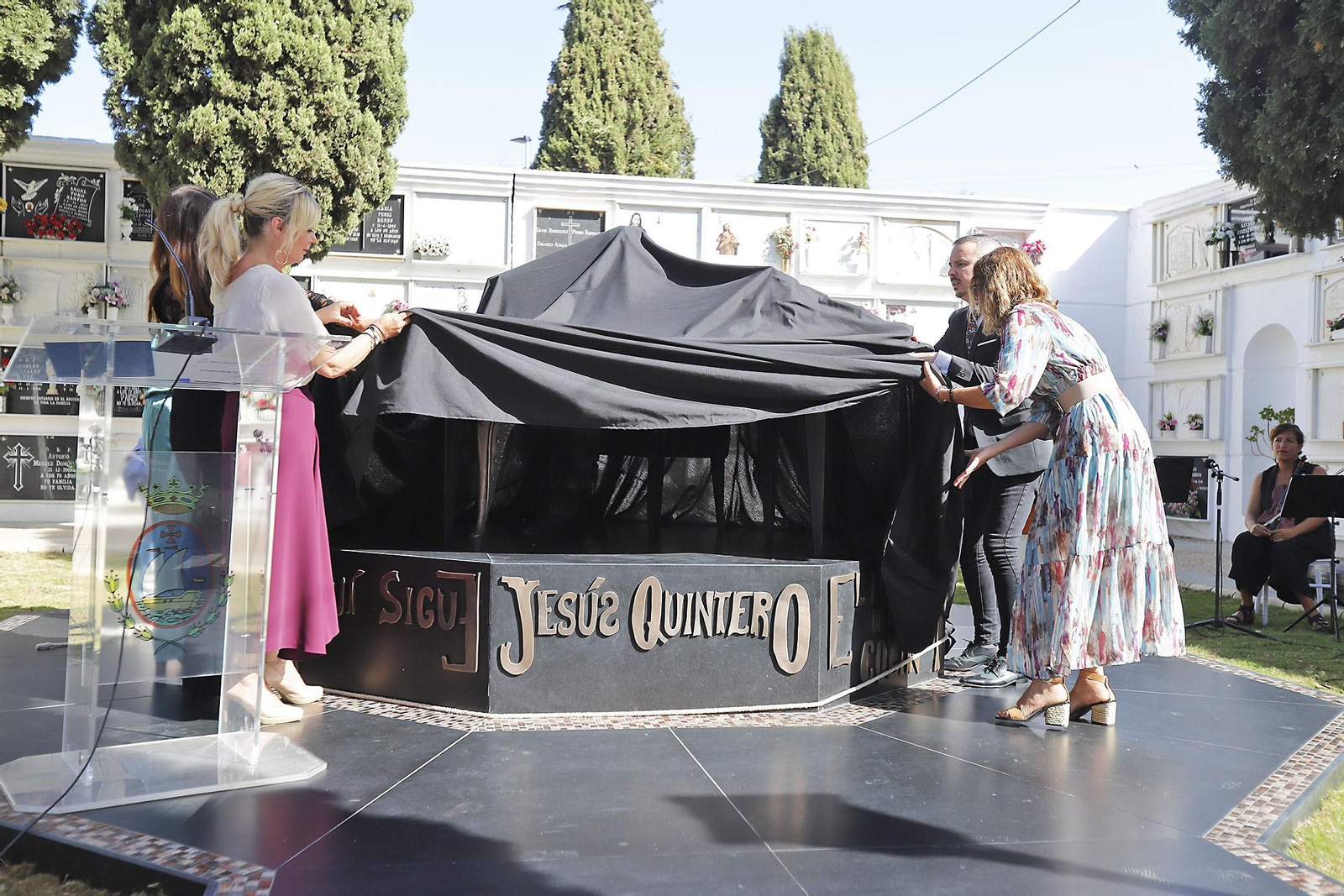 Imágenes del homenaje a Jesús Quintero con el descubrimiento de una escultura de Elías Rodríguez Picón