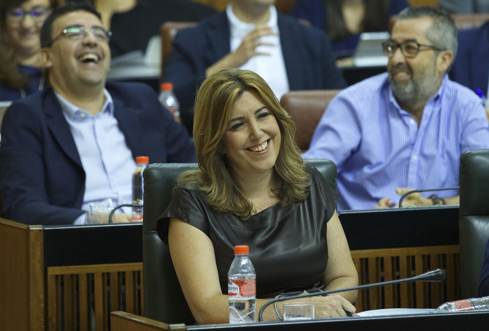 Susana Díaz sonríe durante el Pleno.