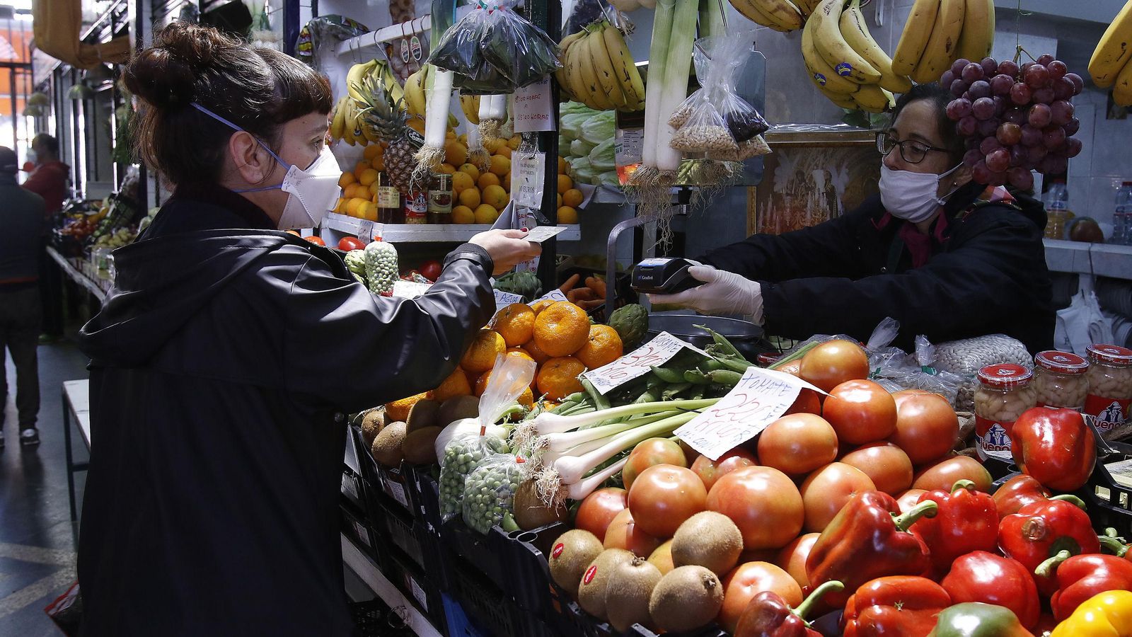 Más compras en un puesto de la calle Feria.