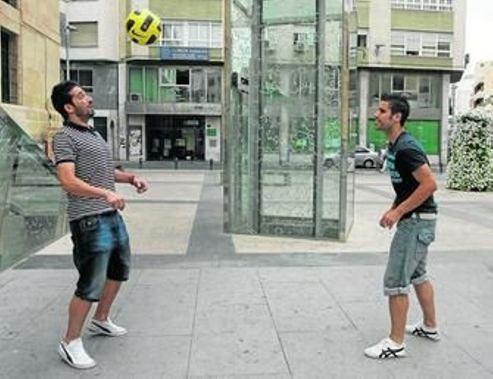 Los futbolistas del Comarca, ayer frente a la Escuela de Artes con un balón cedido por Blanes.