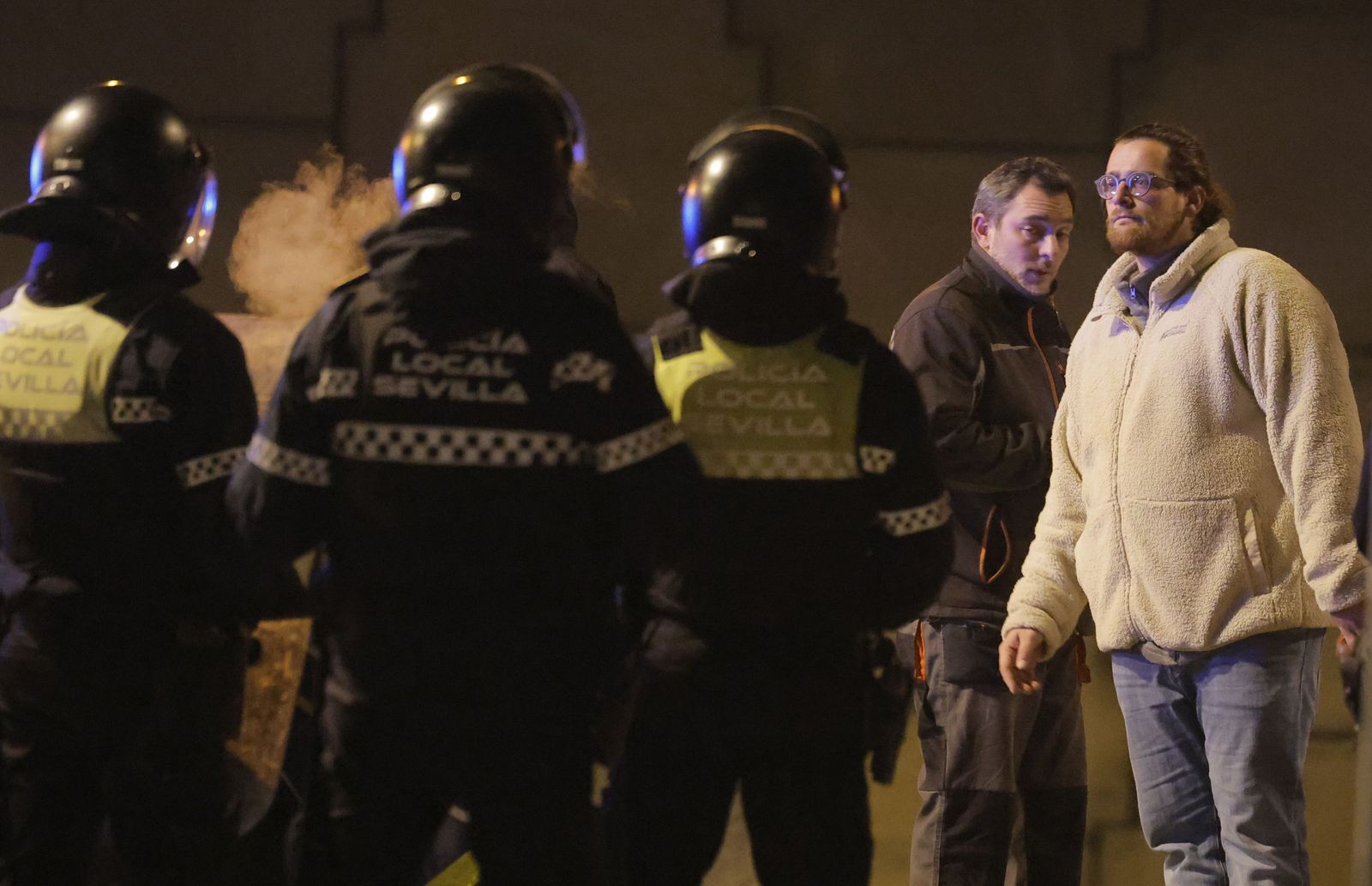 El derribo de la gasolinera de Alcosa, todas las fotos
