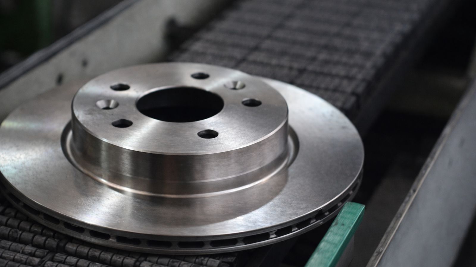 Los discos de freno salen de las líneas de mecanizado ya prácticamente listos para ensamblarse en los coches.