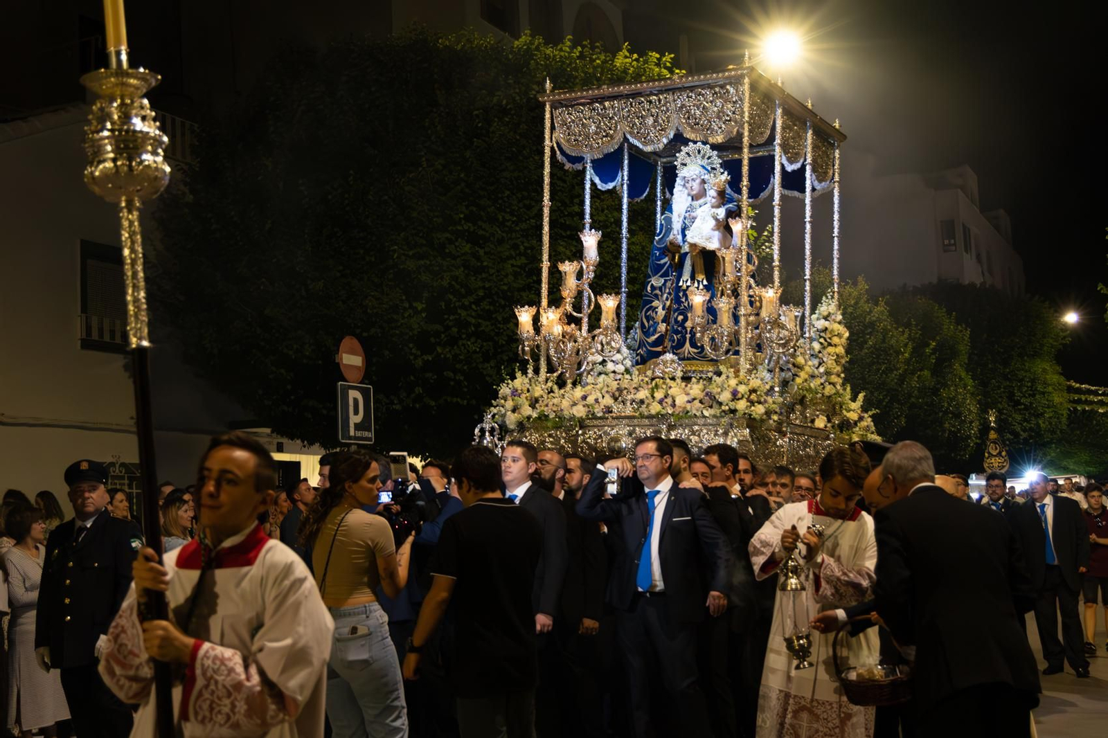 Santa Ana, patrona de Torredelcampo, recibe el bastón de mando como Alcaldesa Perpetua.