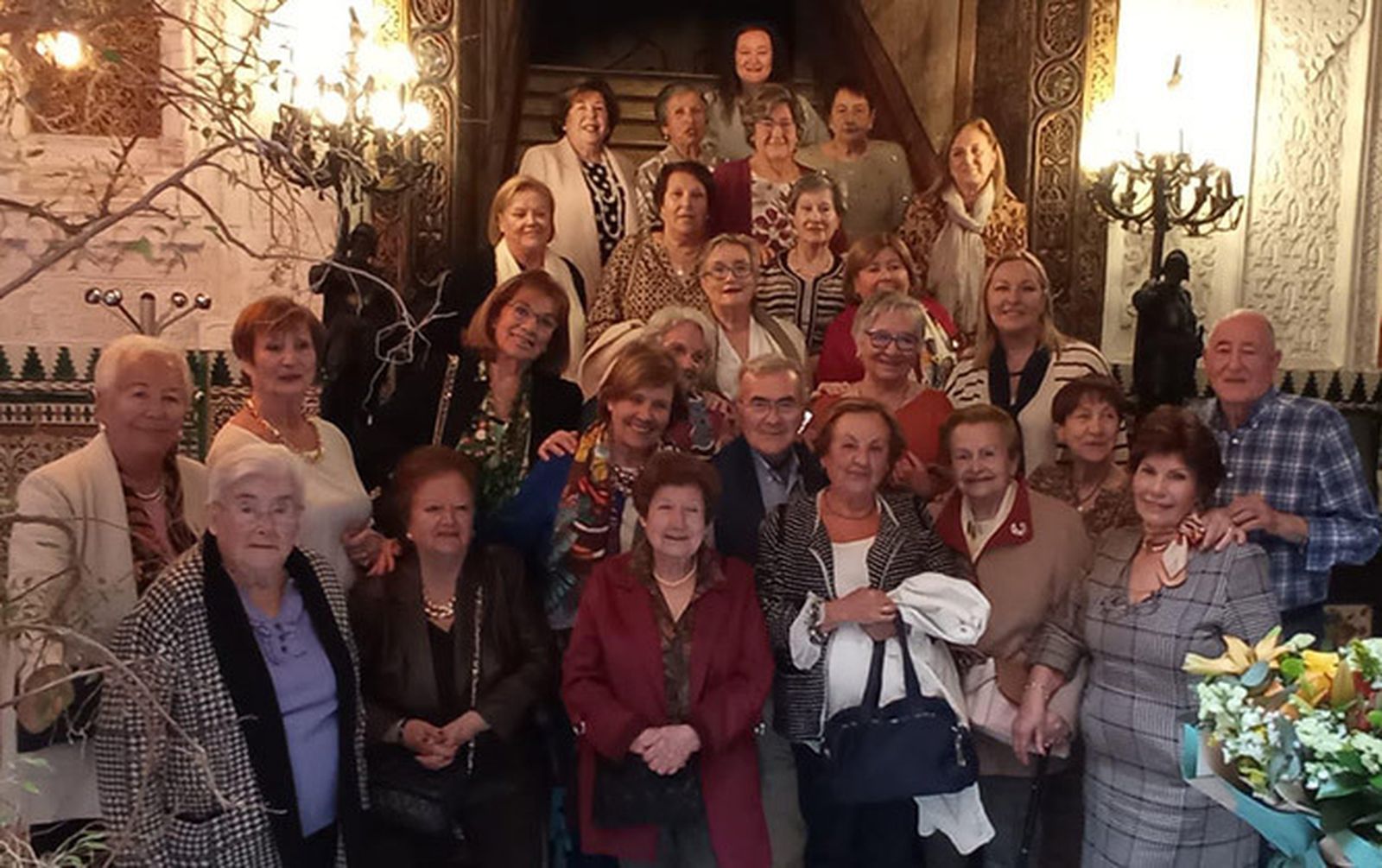 Miembros de la asociación de Amas de Casa Virgen de la Paz y homenajeados durante  el almuerzo  celebrado en el Casino Gaditano, con motivo del  Día Internaciónal de la Mujer.