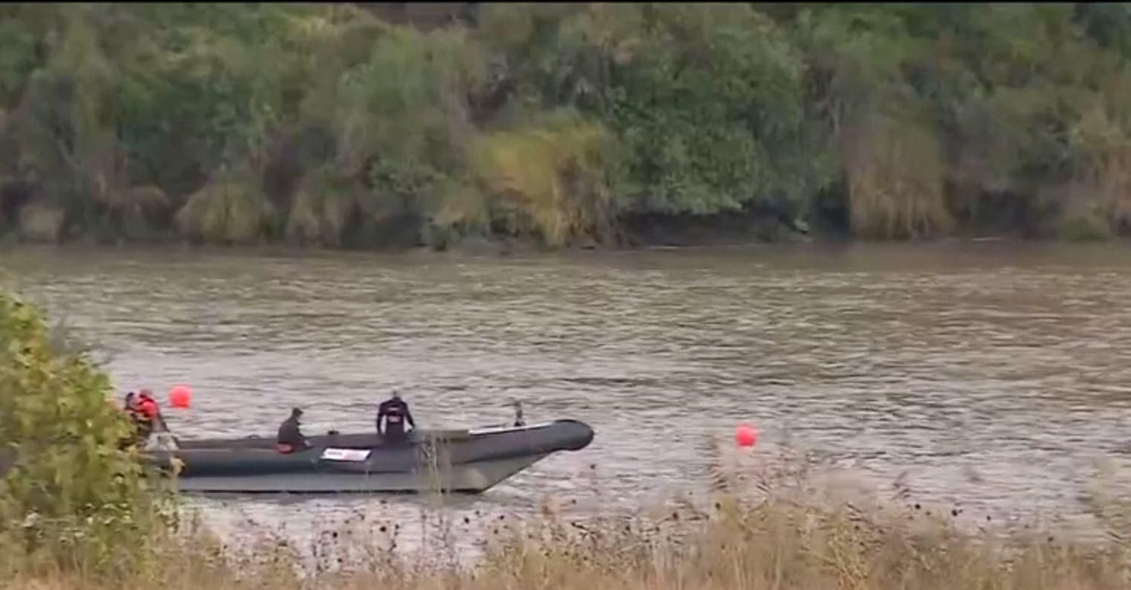 La policía, en las labores de búsqueda hoy en el Guadiana.