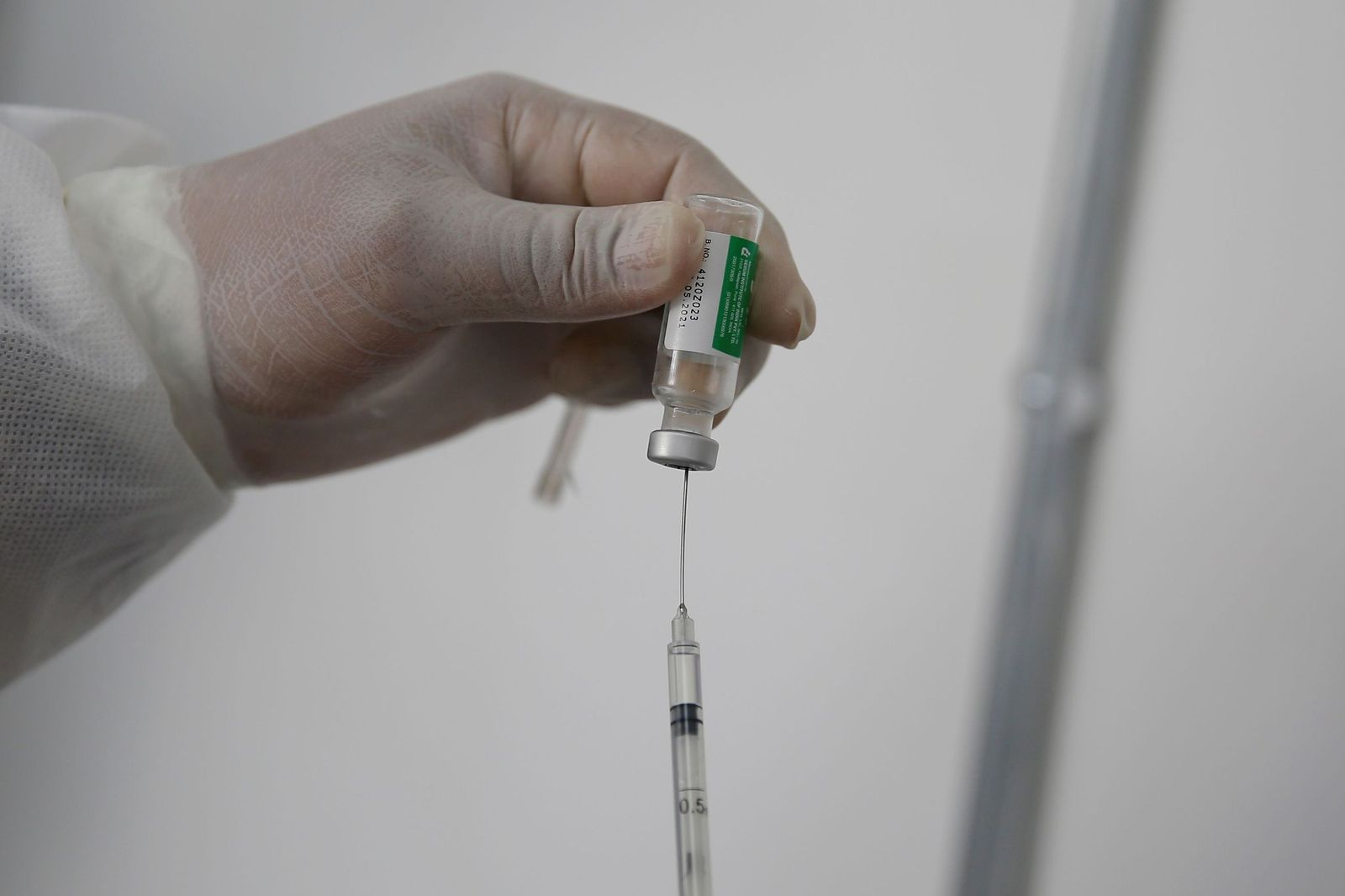 Un sanitario prepara una vacuna para ser administrada a un paciente.