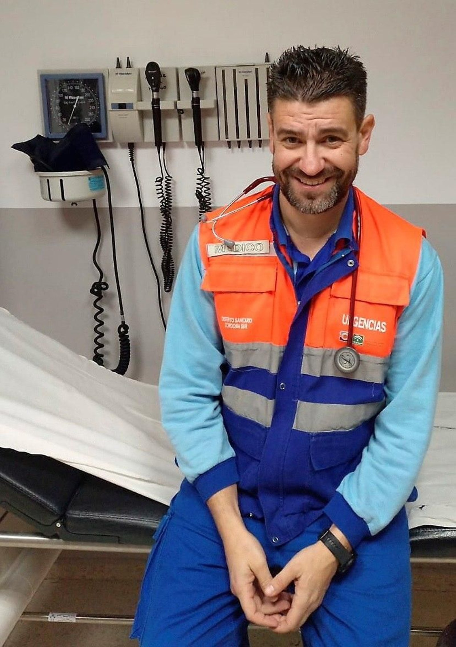 El granadino lleva compatibilizando la medicina con el fútbol muchos años.