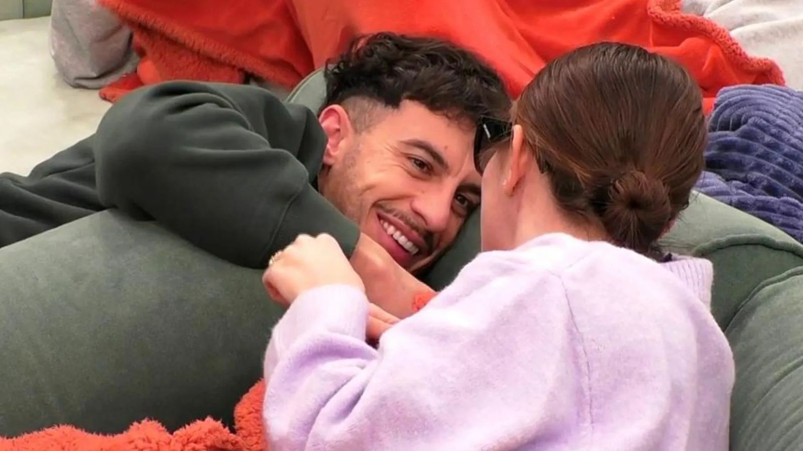 Juanpi Vega y Sandra Barrios comparten confidencias en el interior de la casa de 'GH Dúo'.