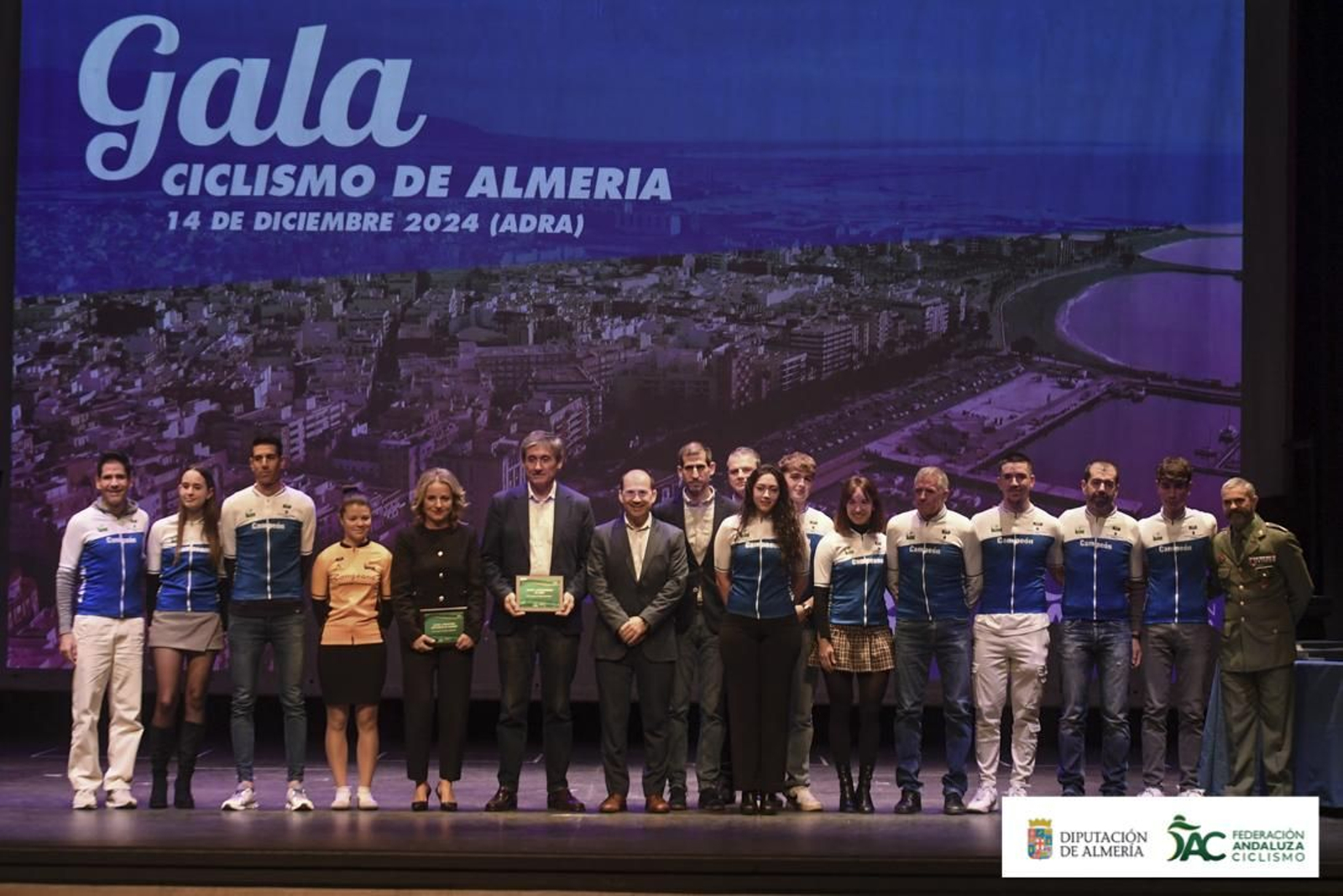 Foto de familia con los distintos premiados en la gala de ciclismo de Almería celebrada en la localidad de Adra.