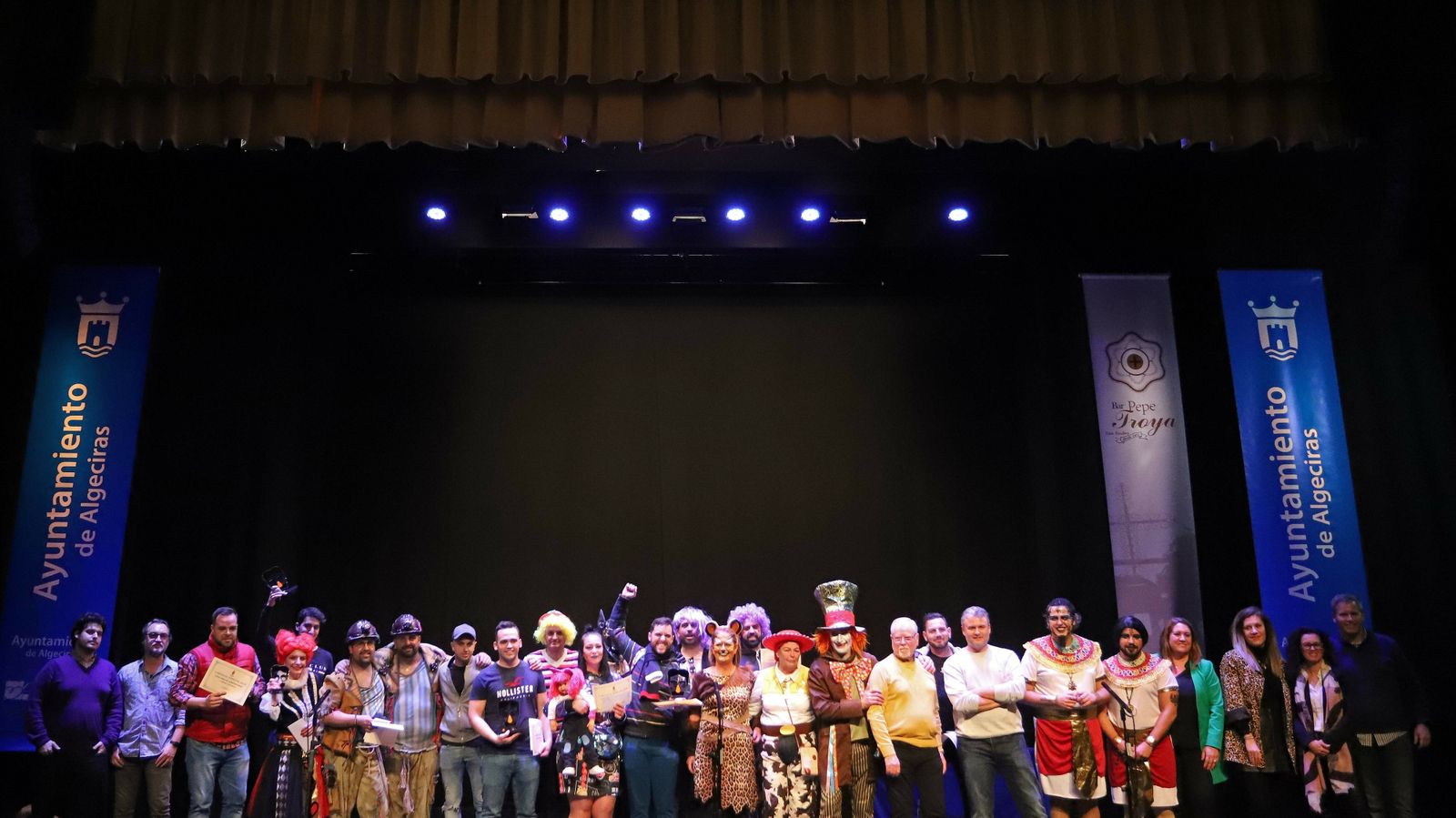 Los ganadores, junto al jurado tras la final del concurso
