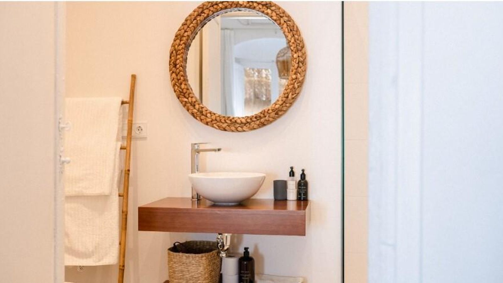 Sus baños son funcionales, luminosos y con una decoración cálida y minimalista en tonos neutros