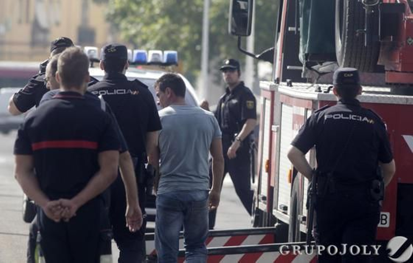 Los bomberos llegaron al lugar para intentar bajar al hombre.

Foto: Antonio Pizarro