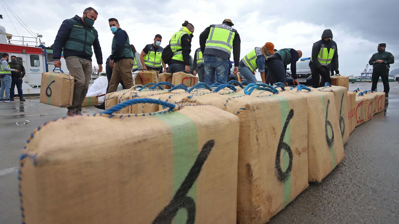 Fotos de la intervención de hachís en el remolcador 'Felsted' en el puerto de Algeciras