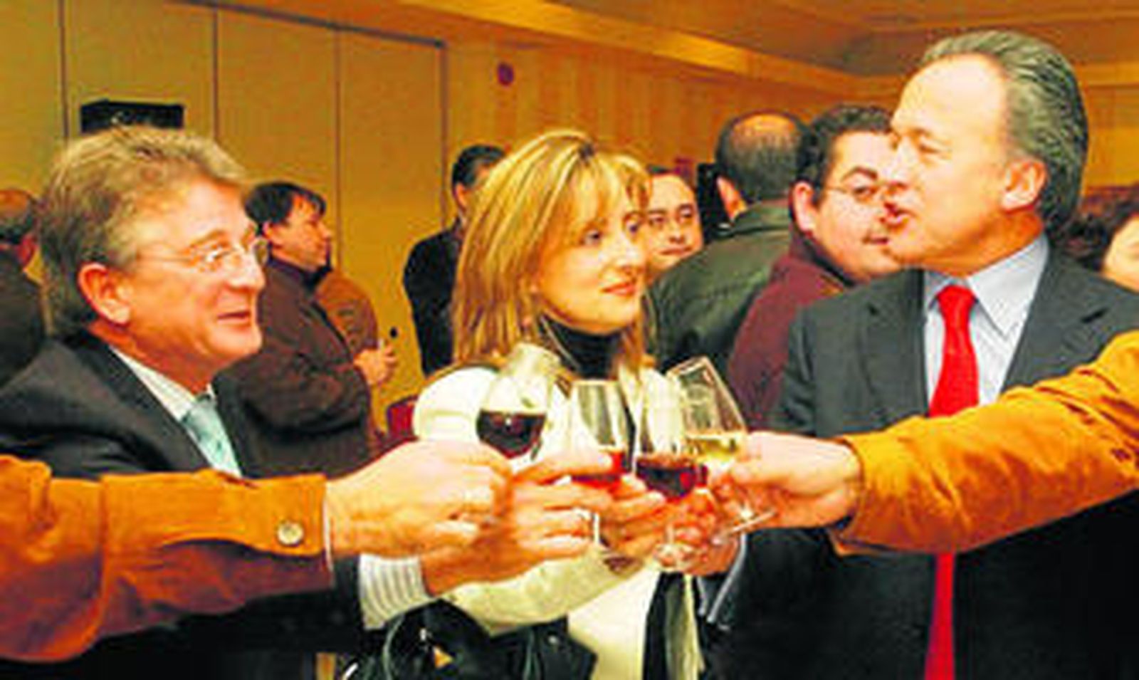 Cabaña, Sánchez y Pacheco brindan, en enero de 2005, cuando ratificaron el pacto municipal entre PSOE y PSA.