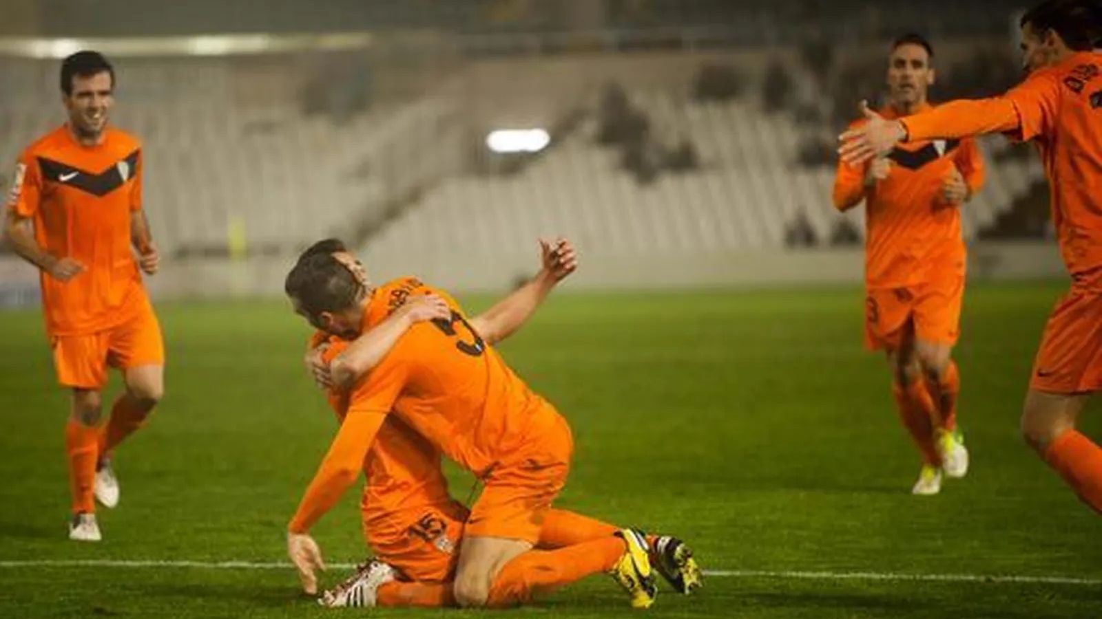 Los jugadores del Córdoba CF celebran su triunfo en Santander en 2013.