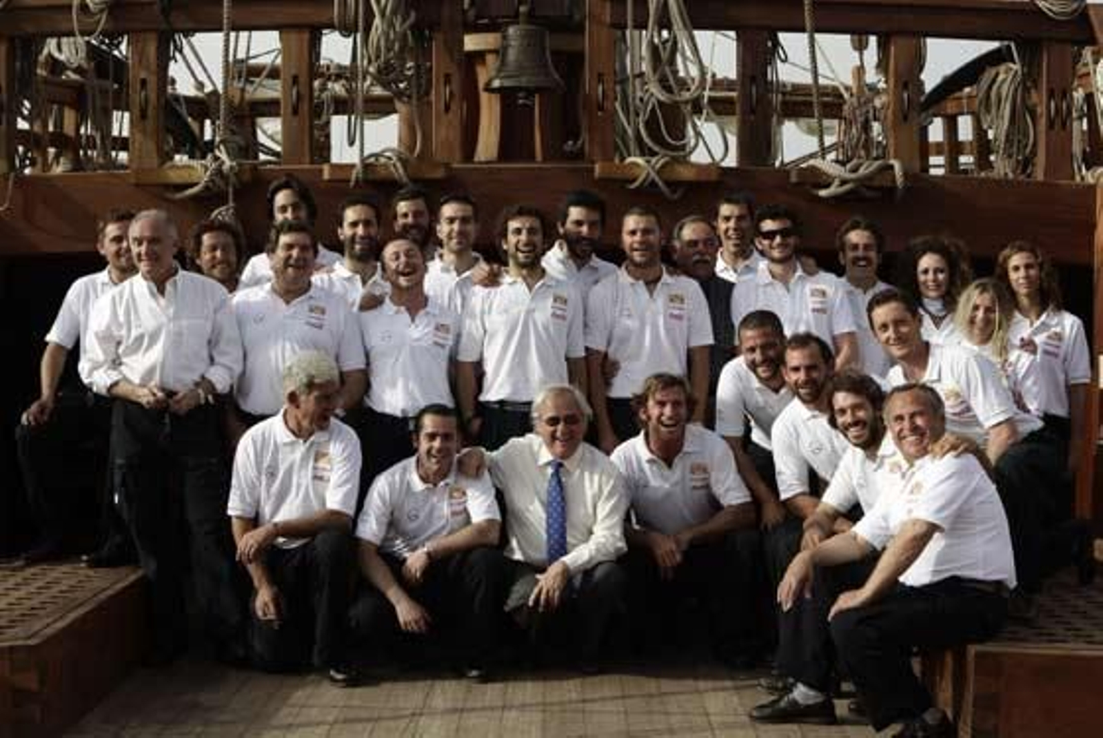 La tripulación del galeón posa a los pies de la nave. 

Foto: Antonio Pizarro