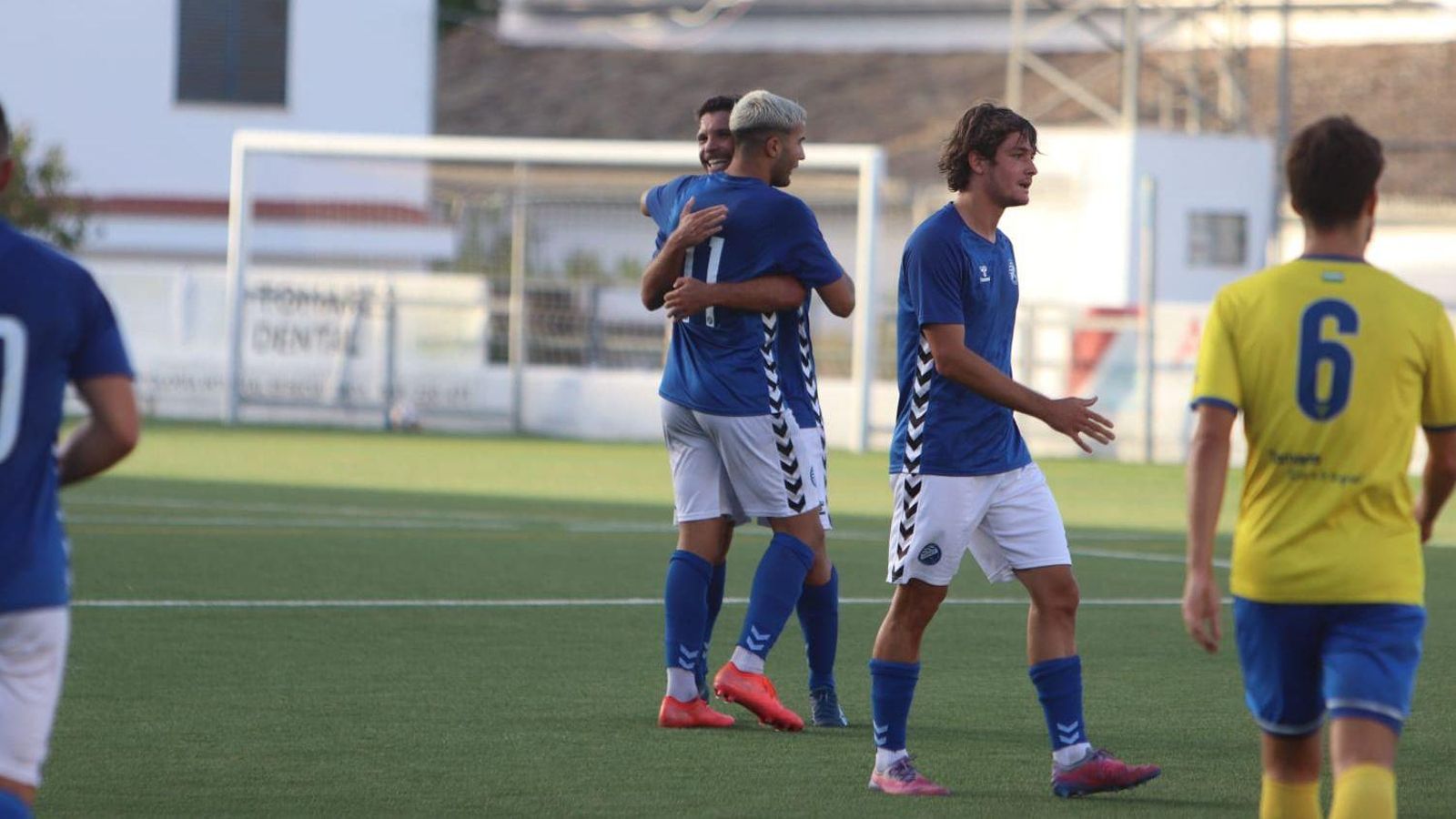 Ilias es felicitado  por sus compañeros con Beto en primer plano.