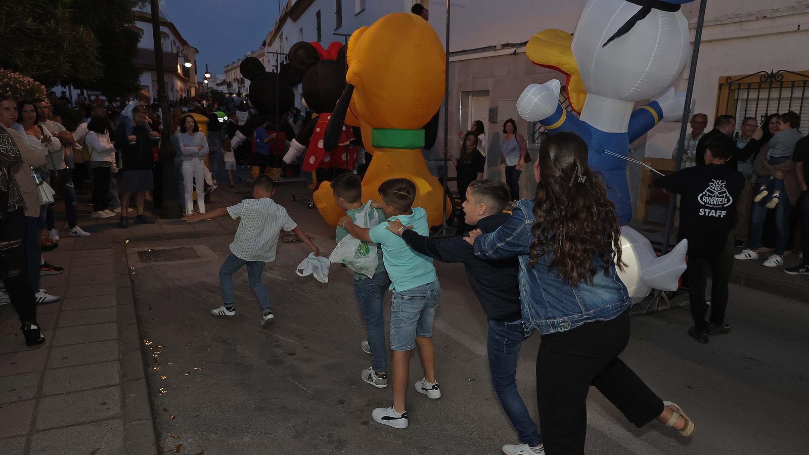 Cabalgata de la Feria de Los Barrios 2025, el pasado mes de mayo, a cargo de la empresa Diviértete. 
