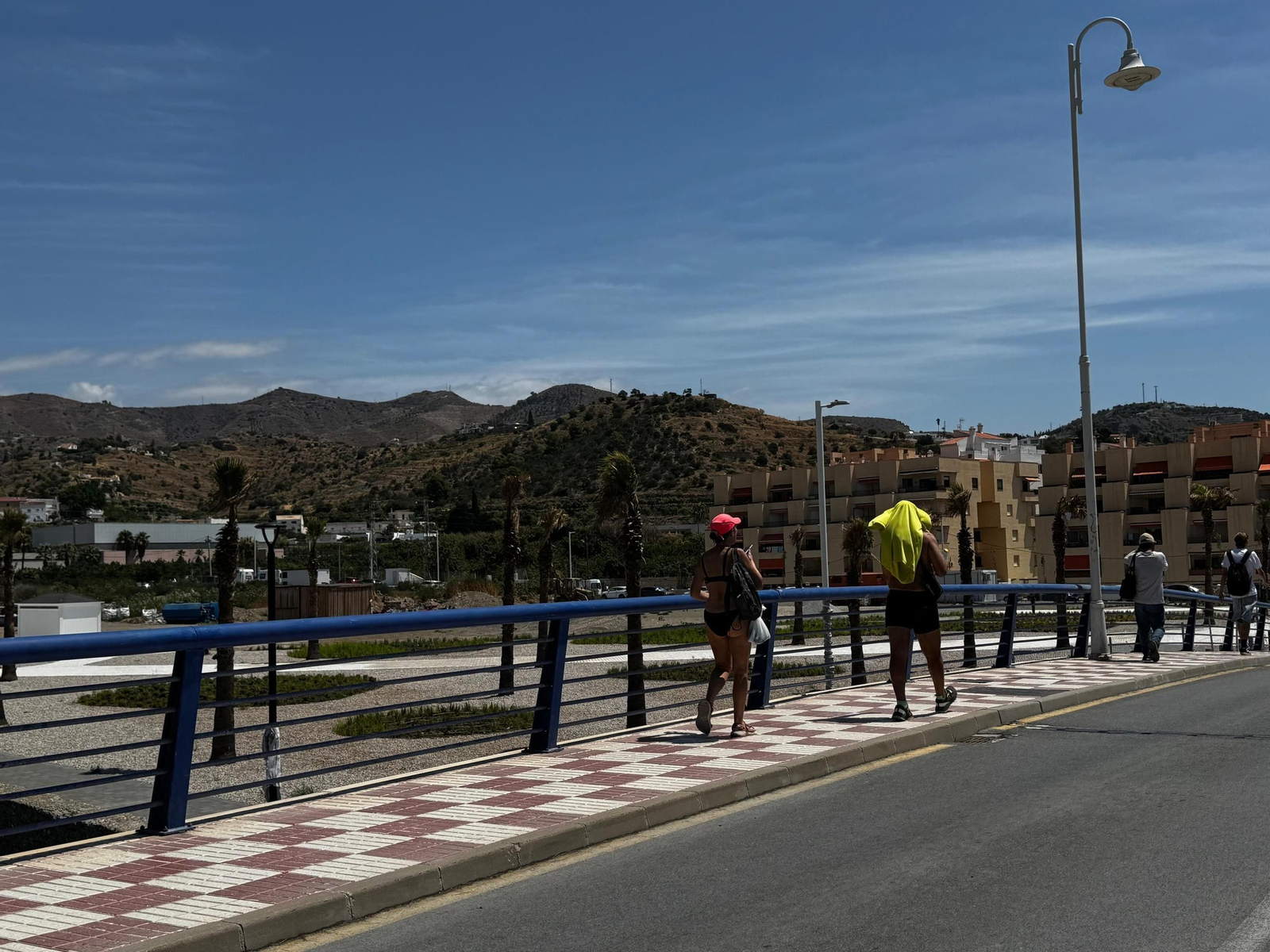 Varias personas caminan junto a la zona donde hay proyectado un hotel en La Herradura