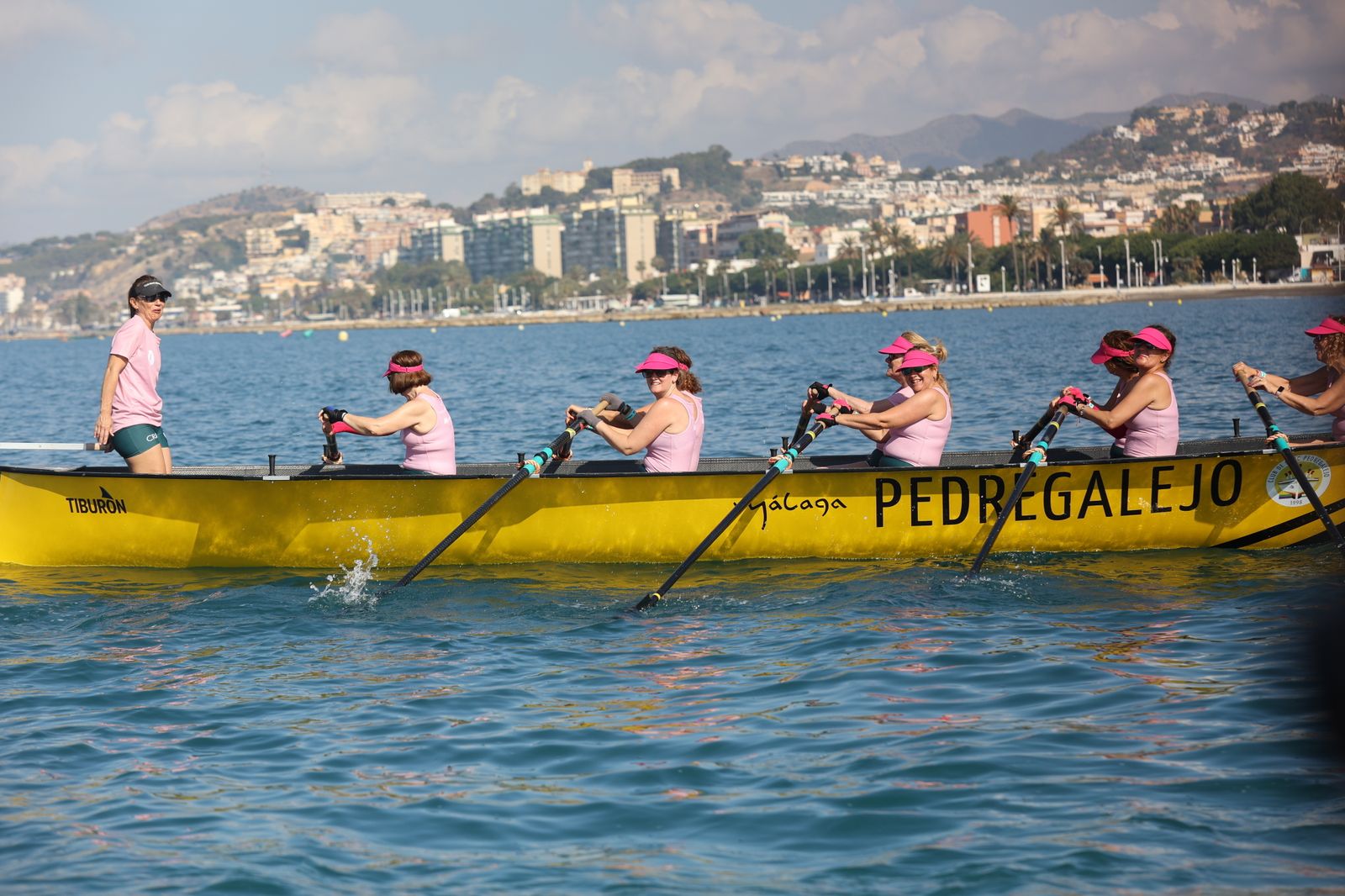 Más de 100 mujeres supervivientes de cáncer participan este sábado en una Regata Nacional en Málaga