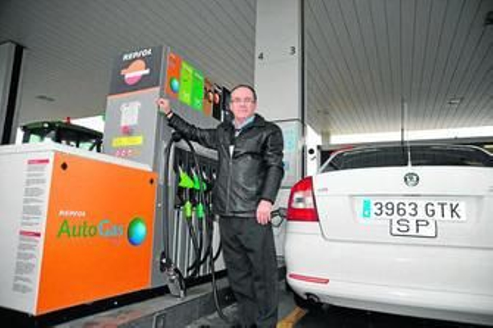 Francisco García reposta autogás en el único surtidor ubicado en el polígono Guadalhorce.