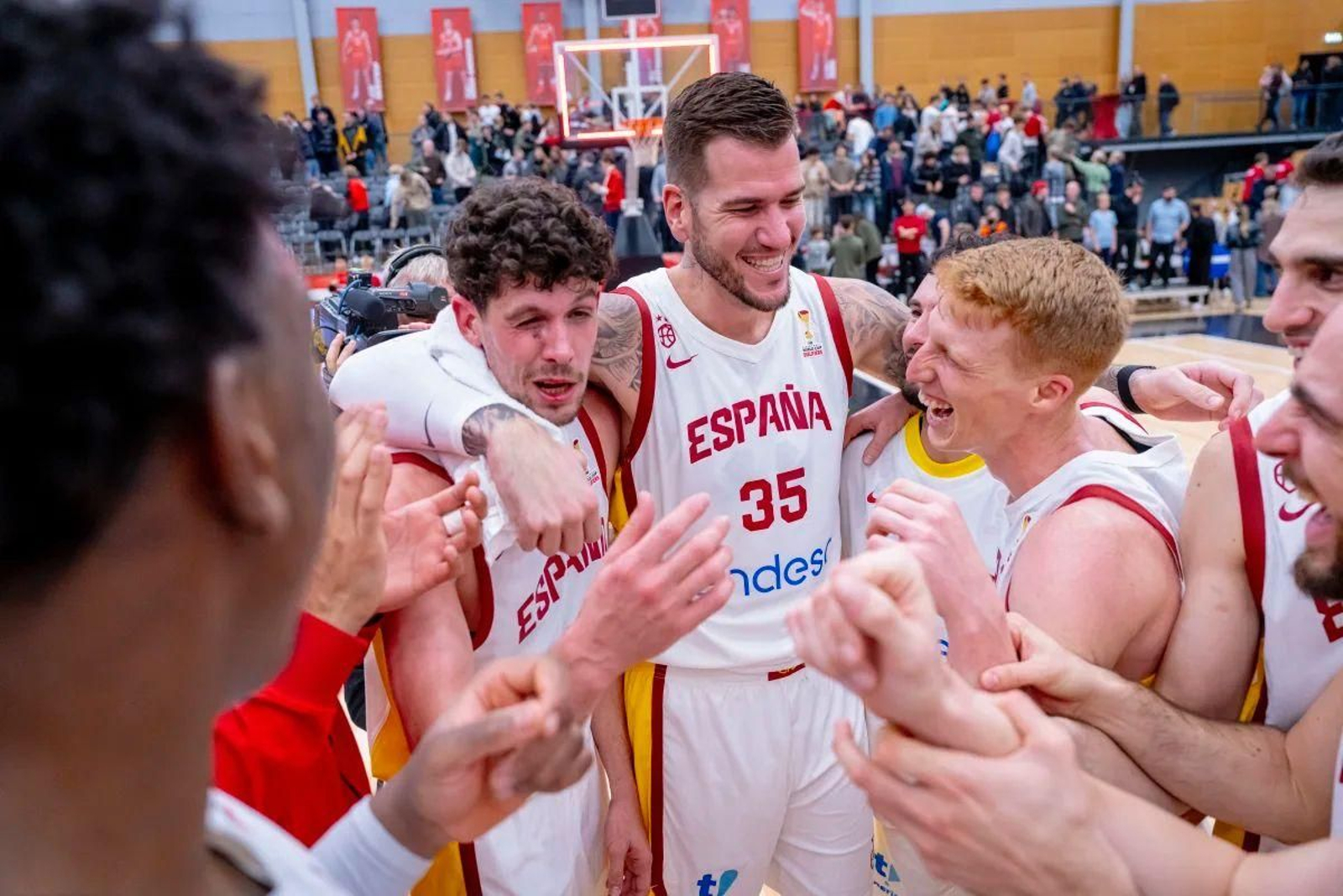 Cómodo inicio de la España de Chus Mateo con un buen Alberto Díaz