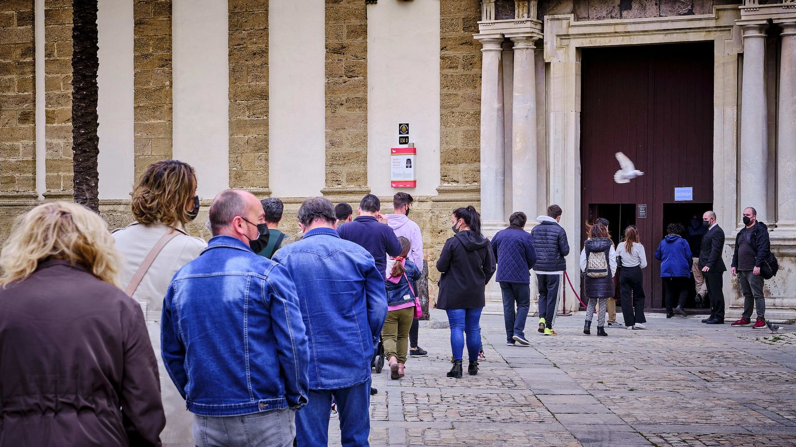 Colas a la puerta de la iglesia de Santiago para ver a las imágenes titulares de la cofradía de Piedad.