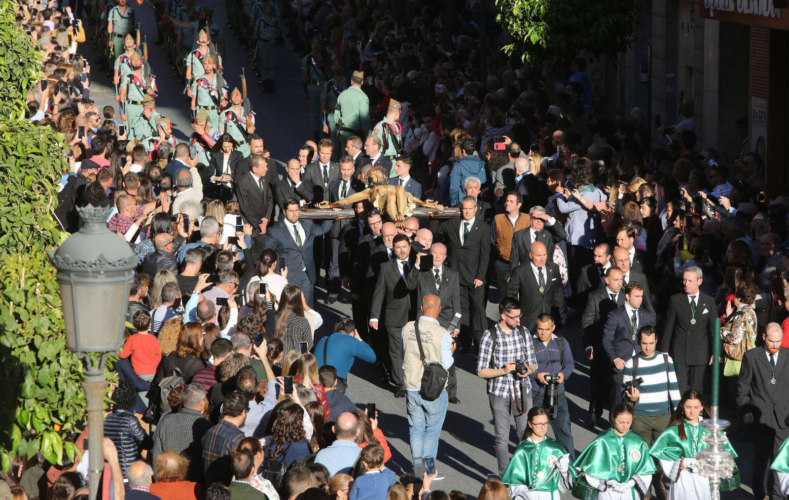 Procesión del Cristo de la Vera Cruz, escoltado por la Legión en las calles de Huelva