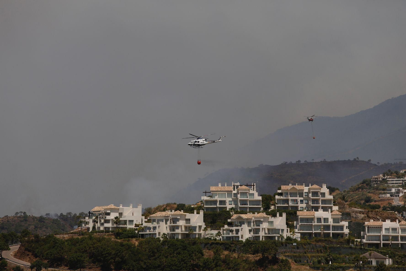Dos helicópteros trabajan este jueves en las tares de extinción del incendio declarado ayer en Pujerra.