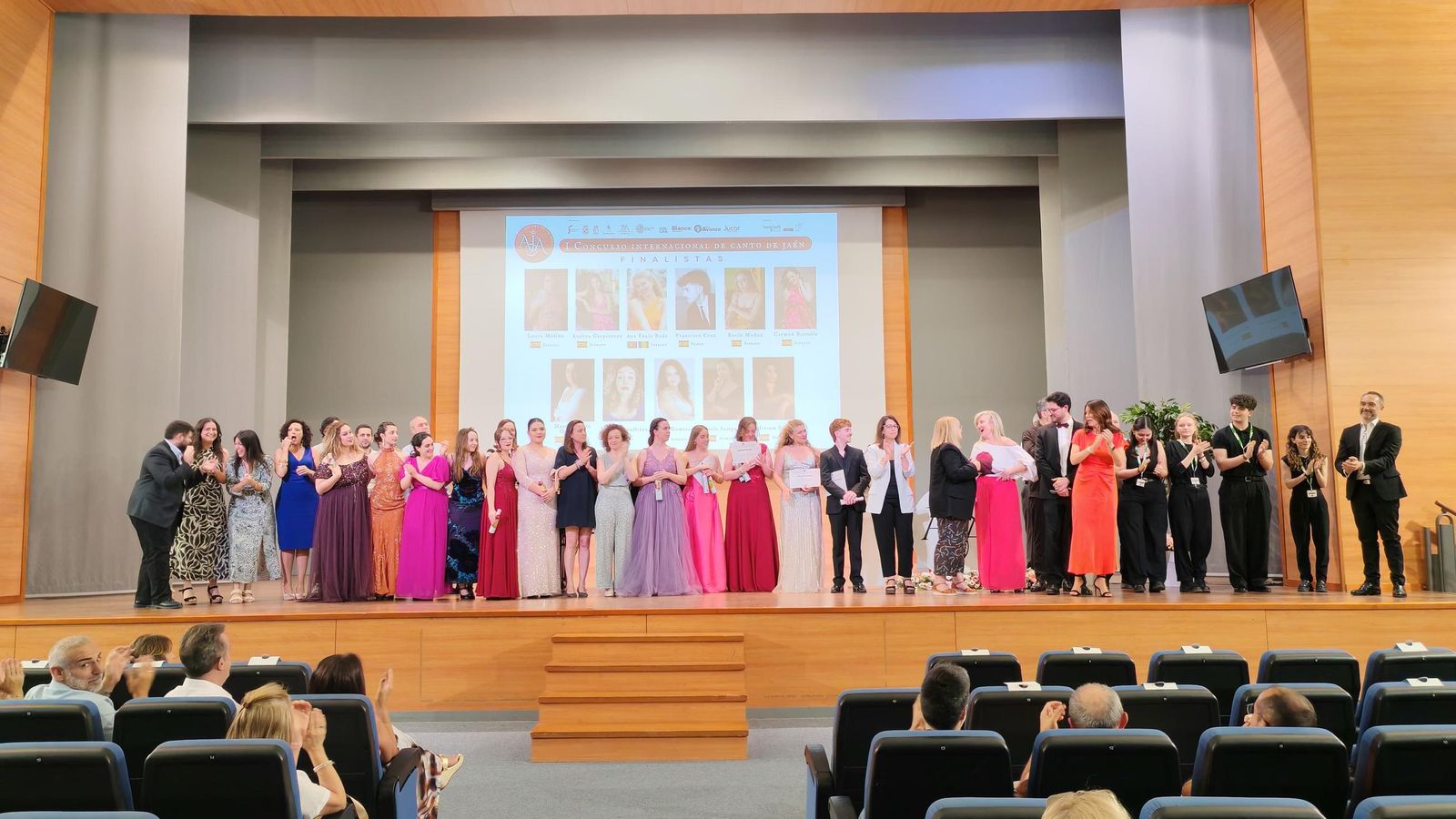 Foto de familia con los participantes y el jurado del Concurso Internacional de Canto.
