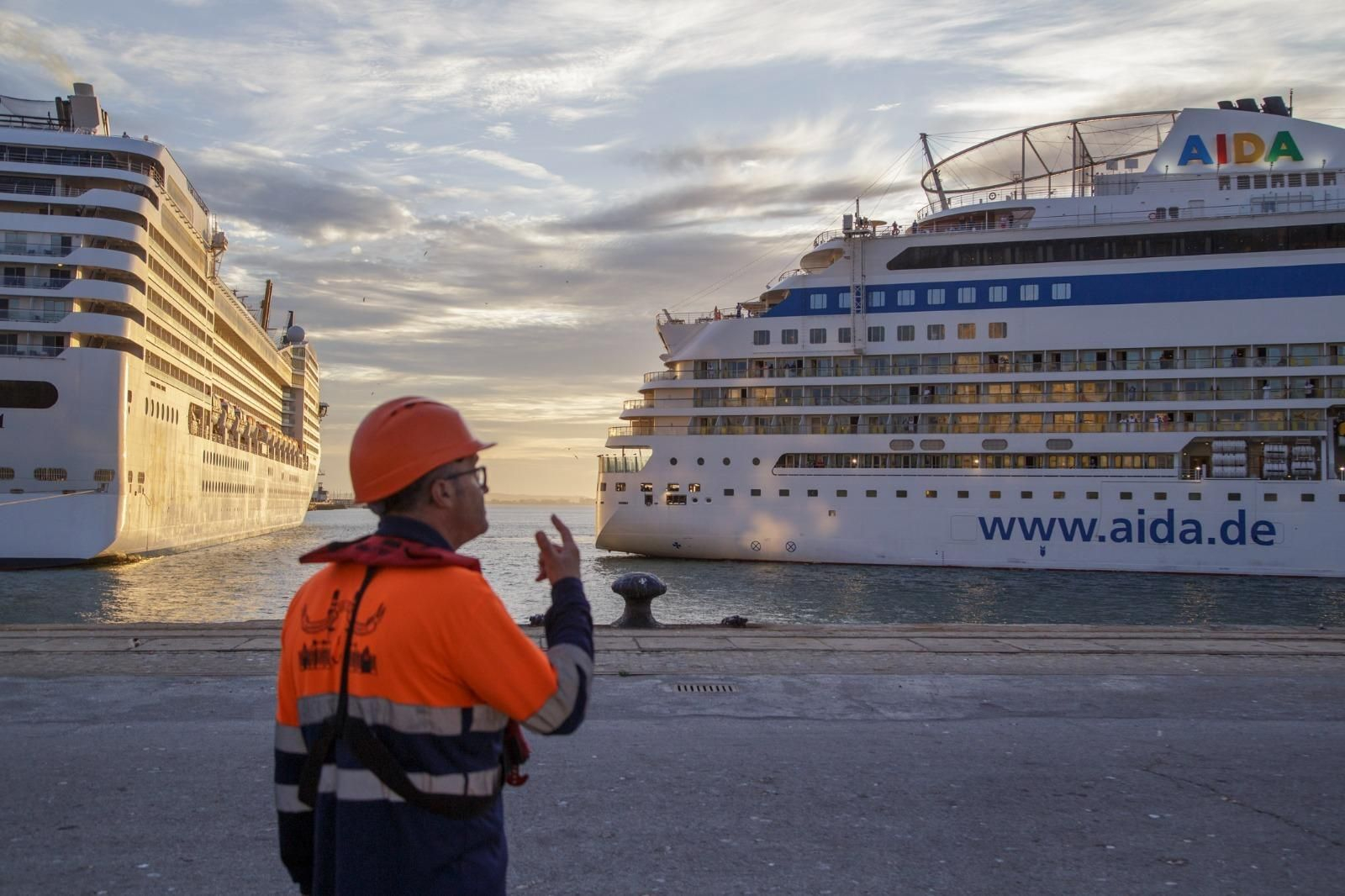 Tres grandes cruceros trajeron este miércoles hasta Cádiz a varios miles de turistas