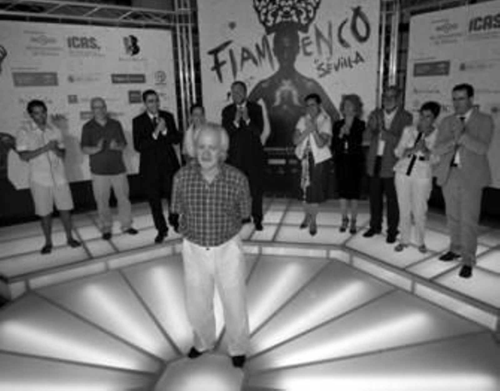 Artistas y políticos aplauden en el Casino de la Exposición a Manolo Sanlúcar, principal protagonista de esta Bienal.