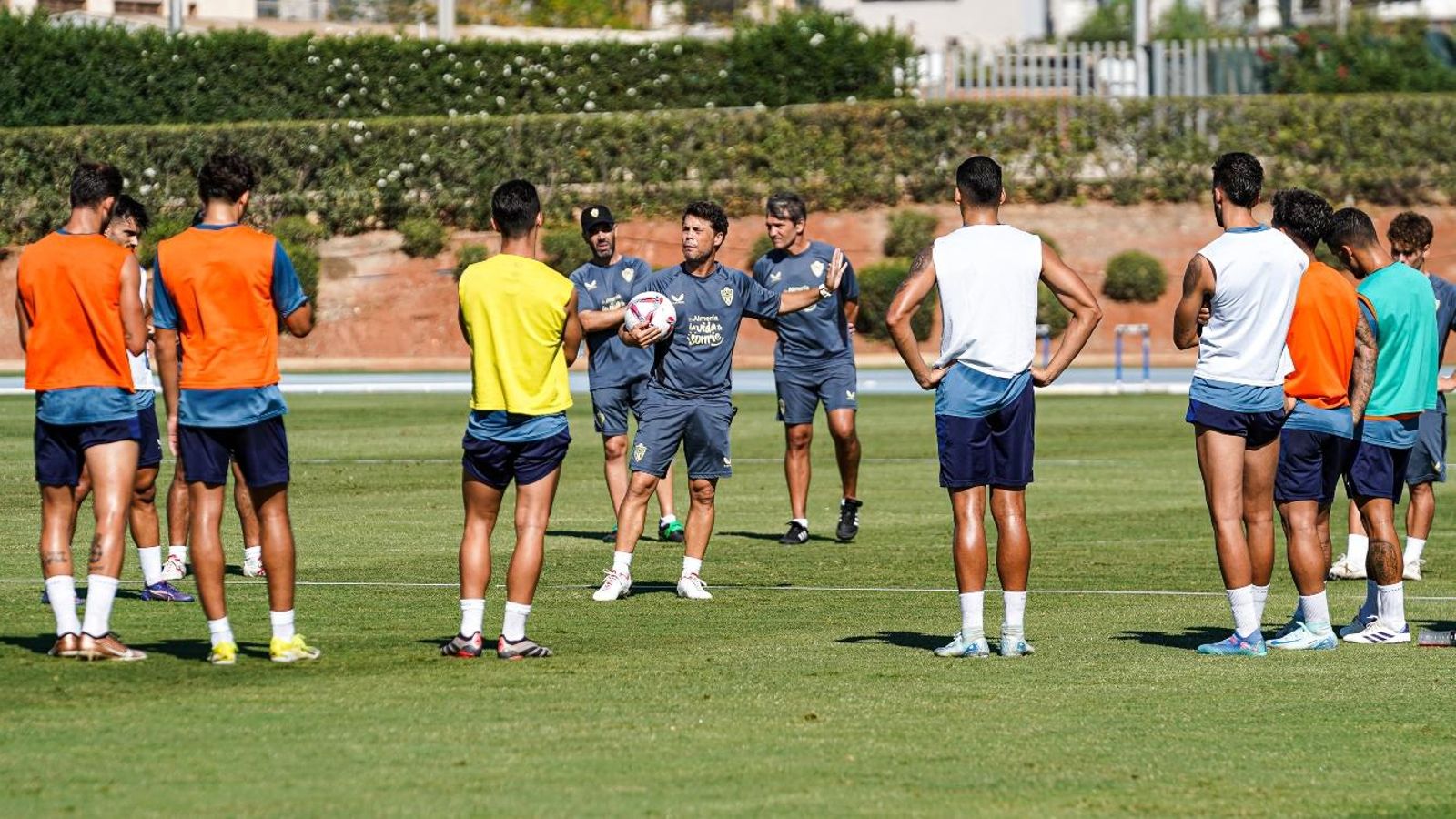 El técnico catalán da indicaciones a sus futbolistas.