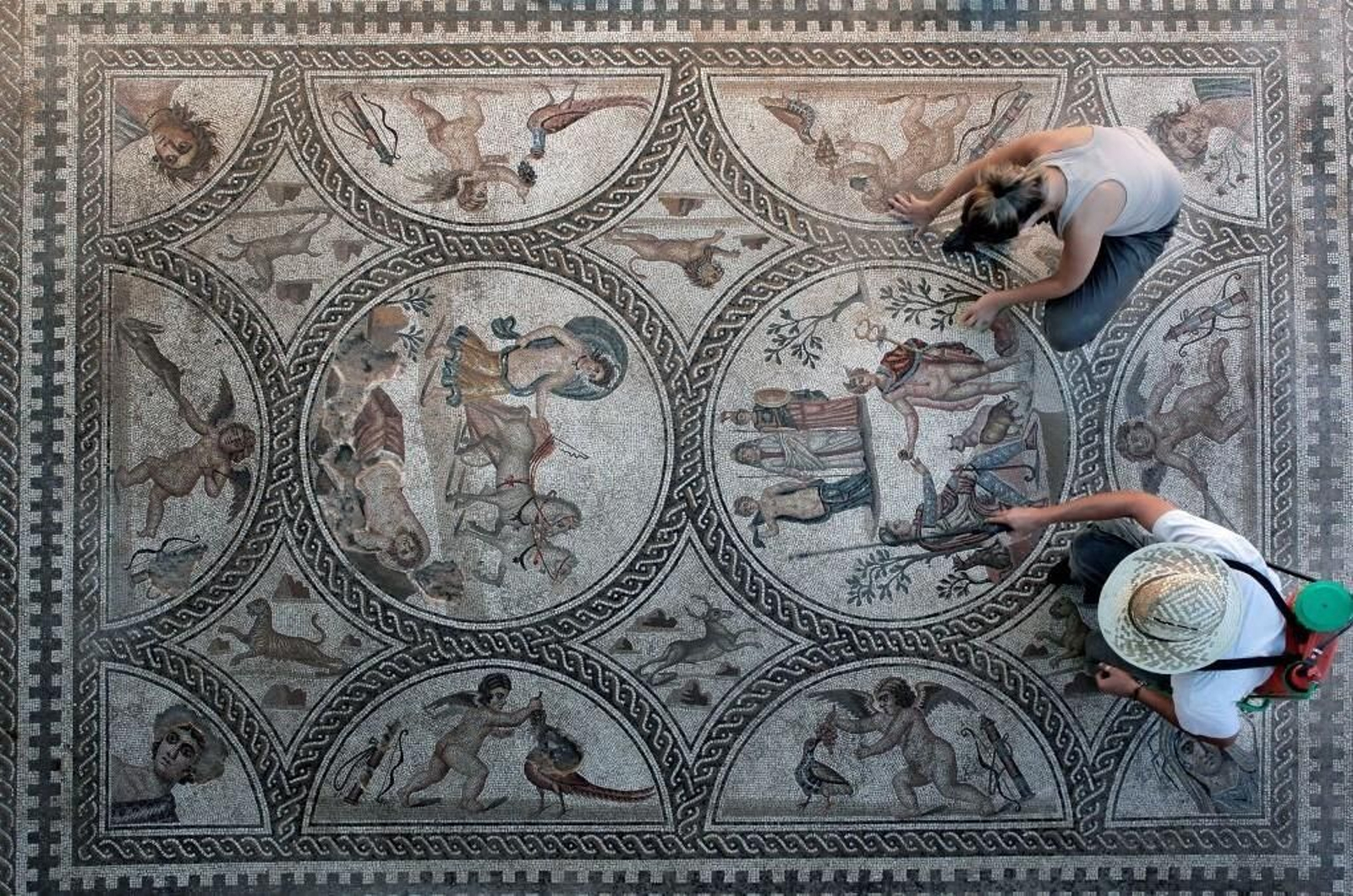 Vista completa del mosaico romano denominado 'De los Amores', en Cástulo. Vista completa del mosaico romano denominado 'De los Amores', en Cástulo.