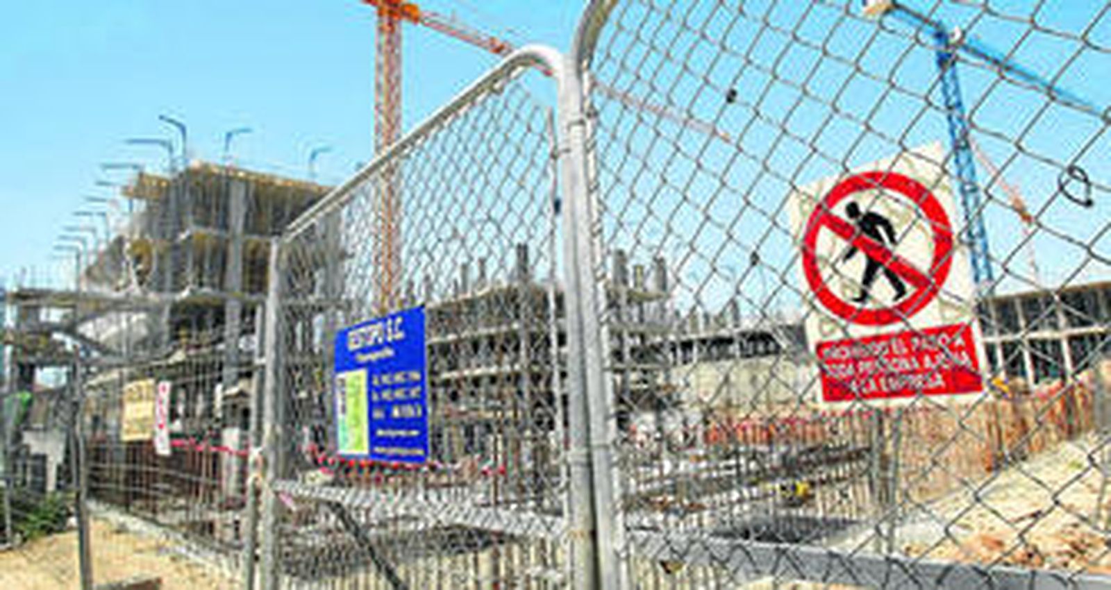 Las viviendas municipales de Santa Clara, cuya estructura comienza a despuntar sobre el casco urbano de la ciudad.