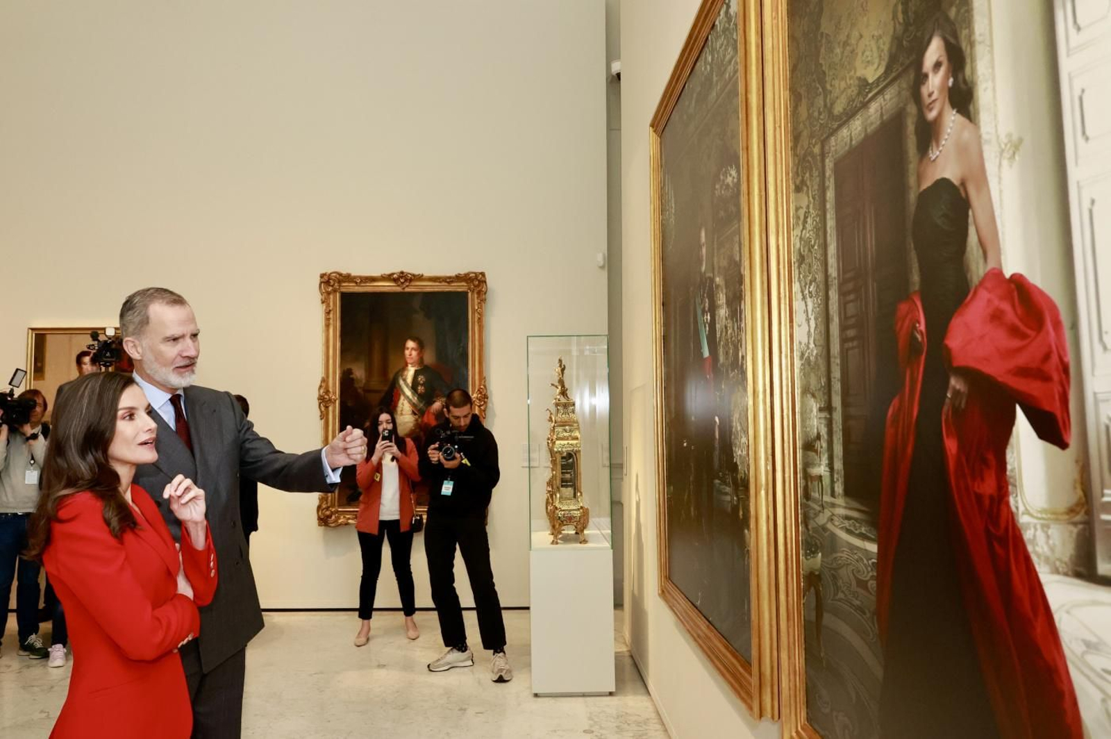 Las fotos de la visita de los Reyes a la exposición con los retratos de Annie Leibovitz