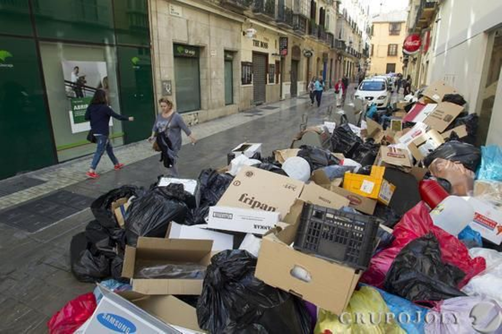 Imágenes de la huelga de basura de Limasa en diferentes distritos