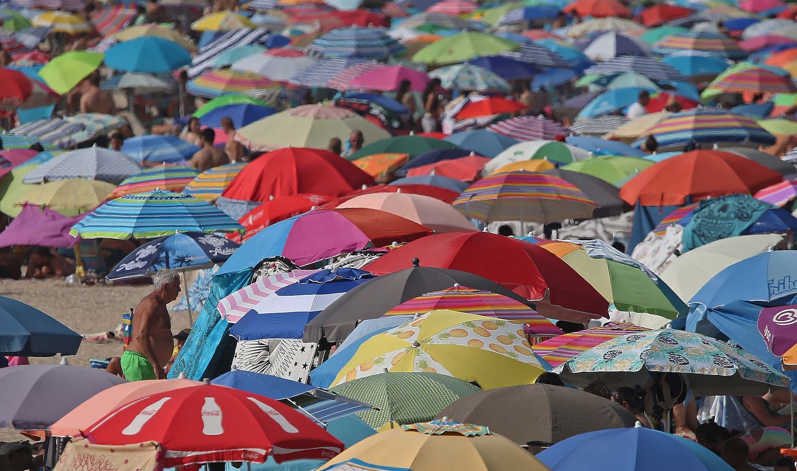 La playa de Getares abarrotada este domingo, en imágenes