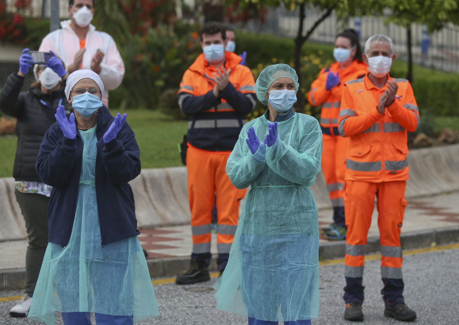 Coronavirus en Málaga: Aplausos que emocionan en el hospital Regional, en fotos