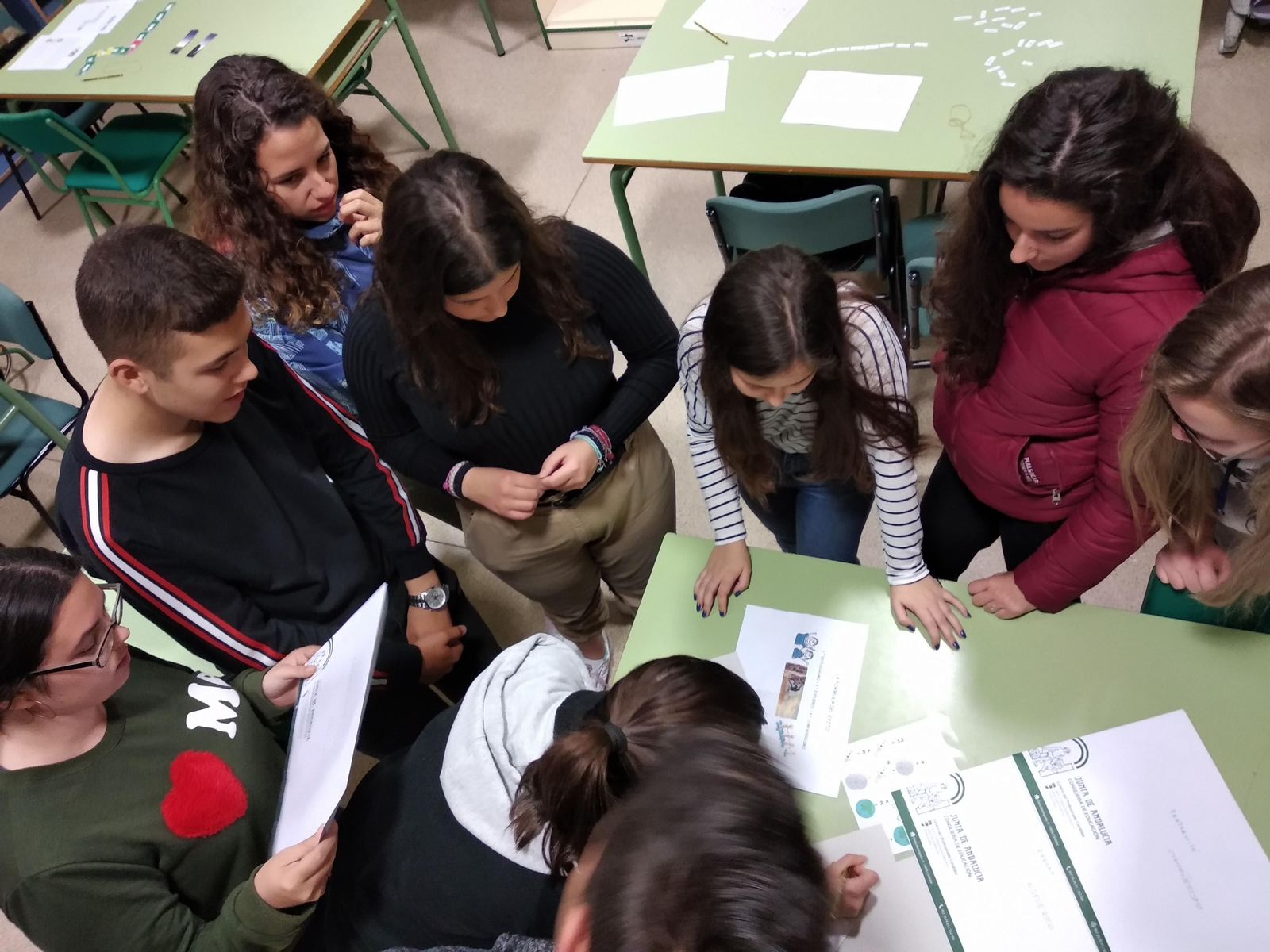 Alumnos del instituto Santa Rosa de Lima durante un escape 'room'.