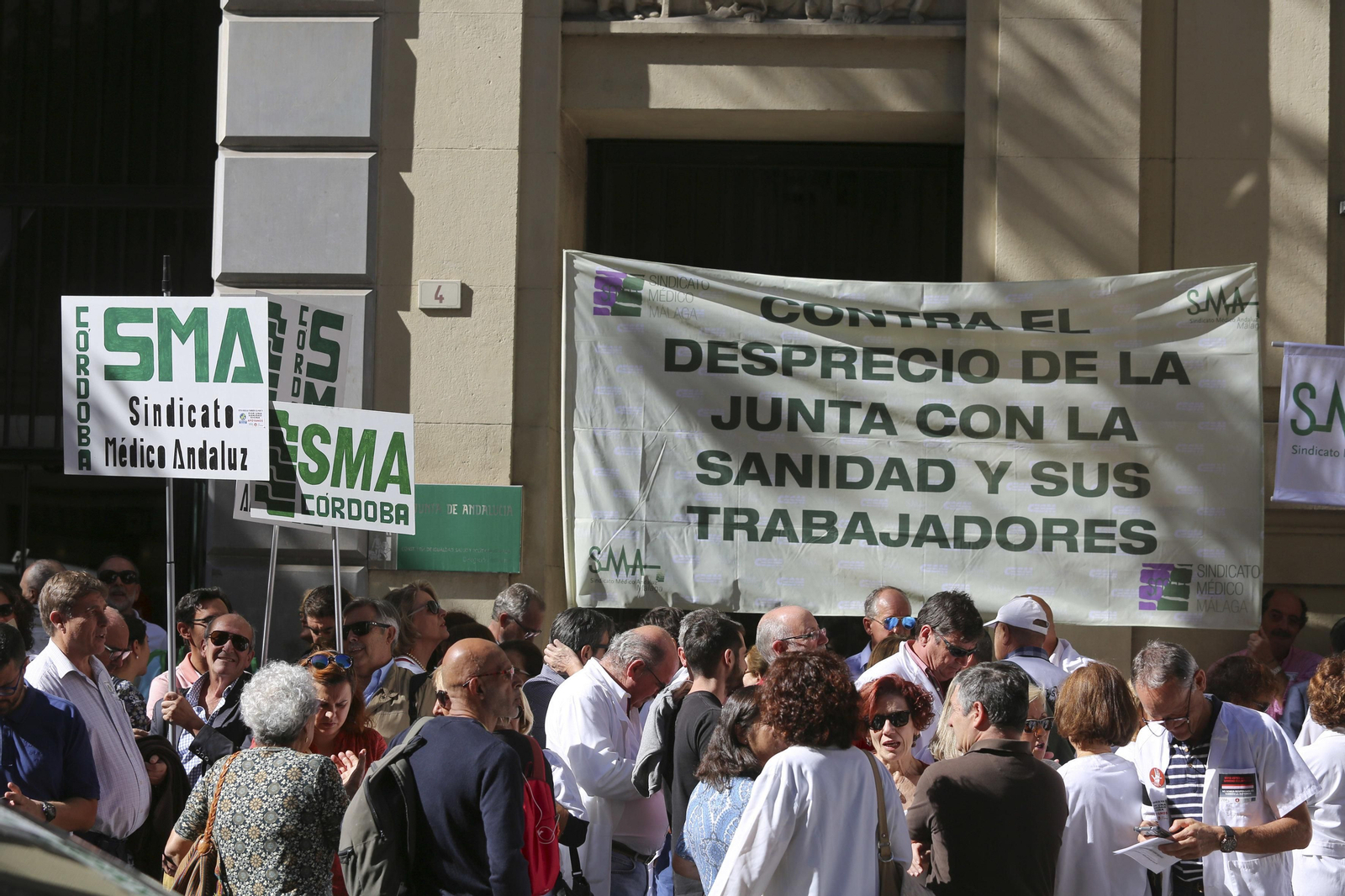 Concentración de médicos frente a la Delegación de Salud de Málaga.