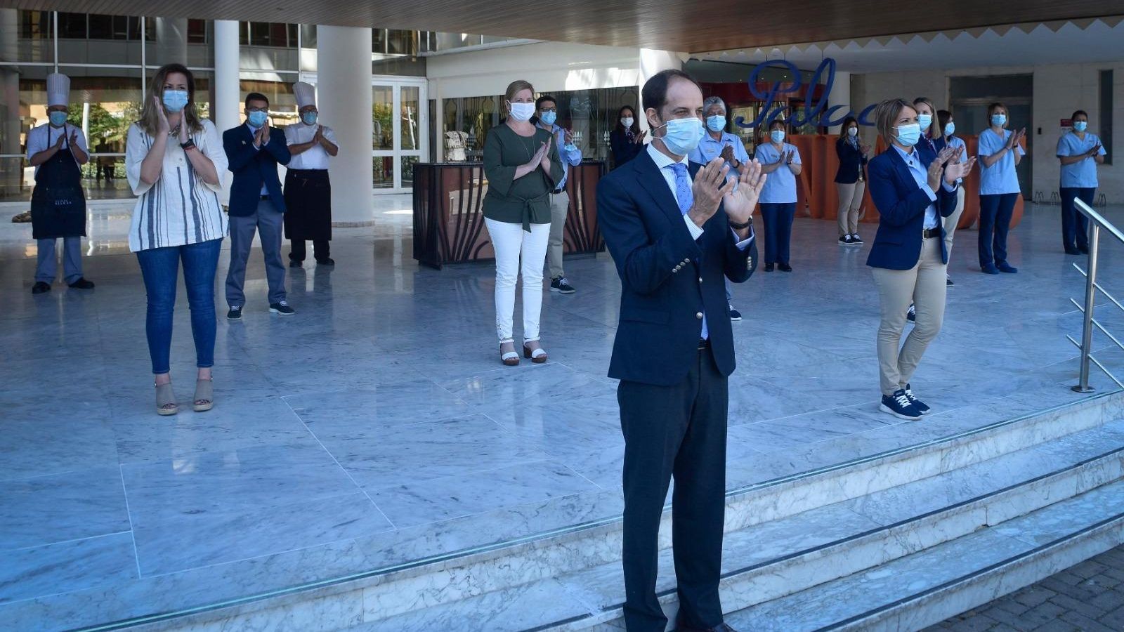 La plantilla del hotel Al Andalus inicia su primera jornada con un homenaje a las víctimas del Covid-19.